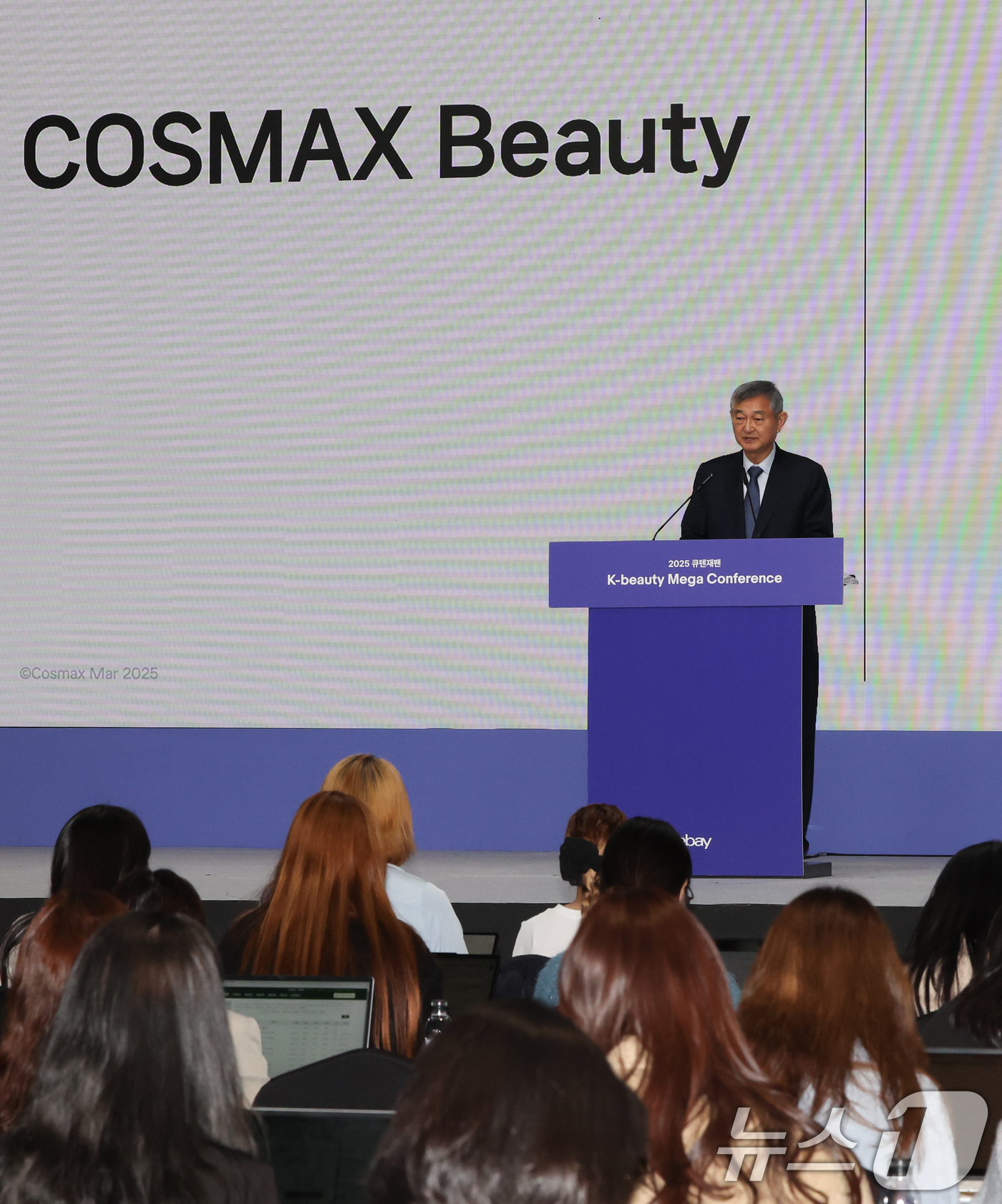 (서울=뉴스1) 허경 기자 = 이경수 코스맥스그룹 회장이 14일 서울 강남구 그랜드 인터컨티넨탈 서울 파르나스 호텔에서 열린 2025 큐텐재팬 'K뷰티 메가 컨퍼런스’에서 COSM …