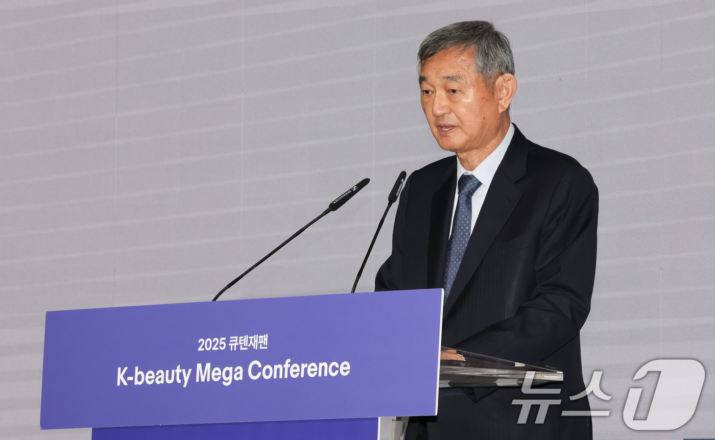 (서울=뉴스1) 허경 기자 = 이경수 코스맥스그룹 회장이 14일 서울 강남구 그랜드 인터컨티넨탈 서울 파르나스 호텔에서 열린 2025 큐텐재팬 'K뷰티 메가 컨퍼런스’에서 COSM …