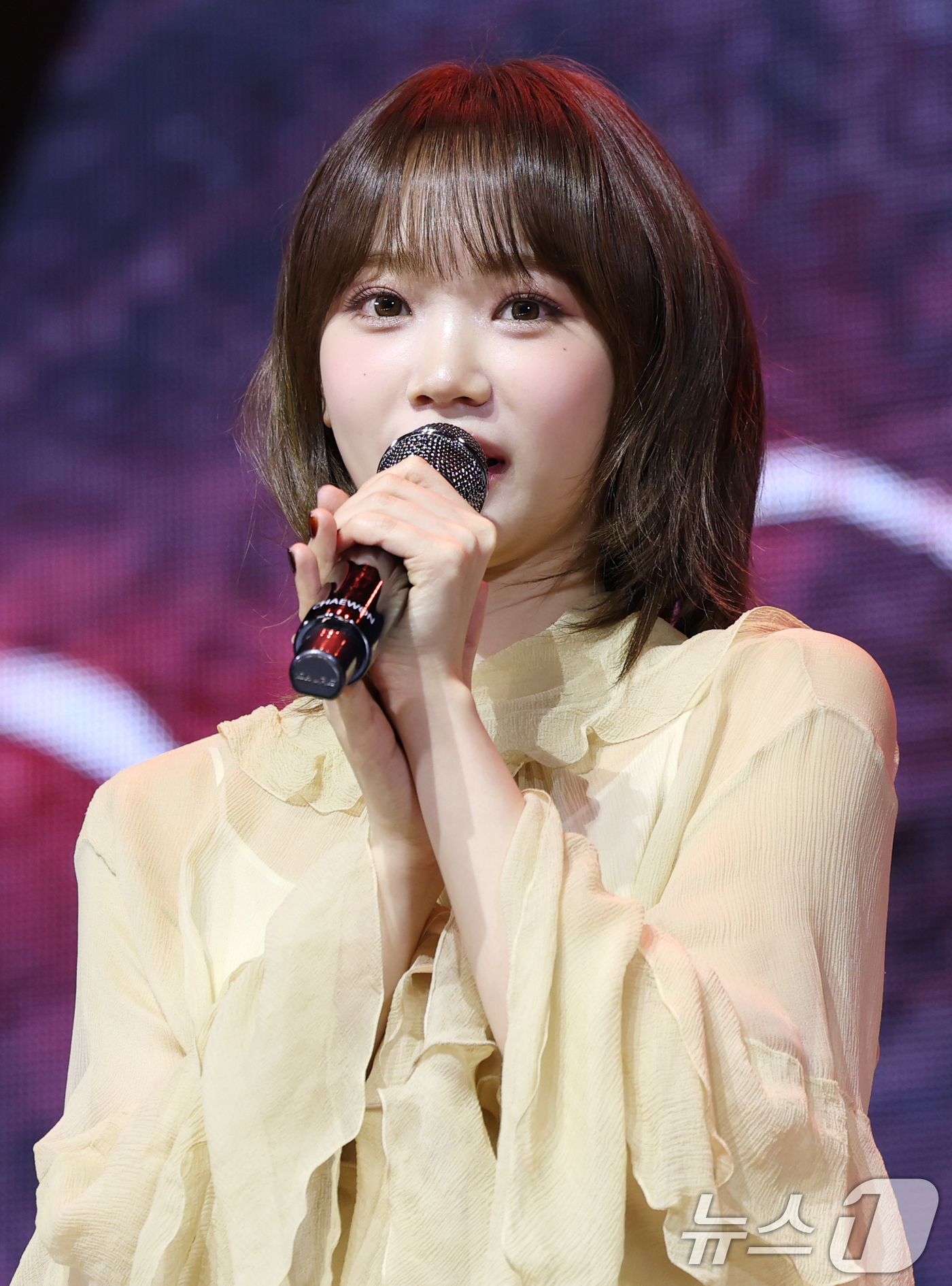 (서울=뉴스1) 권현진 기자 = 그룹 르세라핌 김채원이 14일 오전 서울 광진구 광장동 예스24 라이브홀에서 가진 다섯 번째 미니앨범 'HOT' 발매 기념 쇼케이스에서 인사말을 하 …