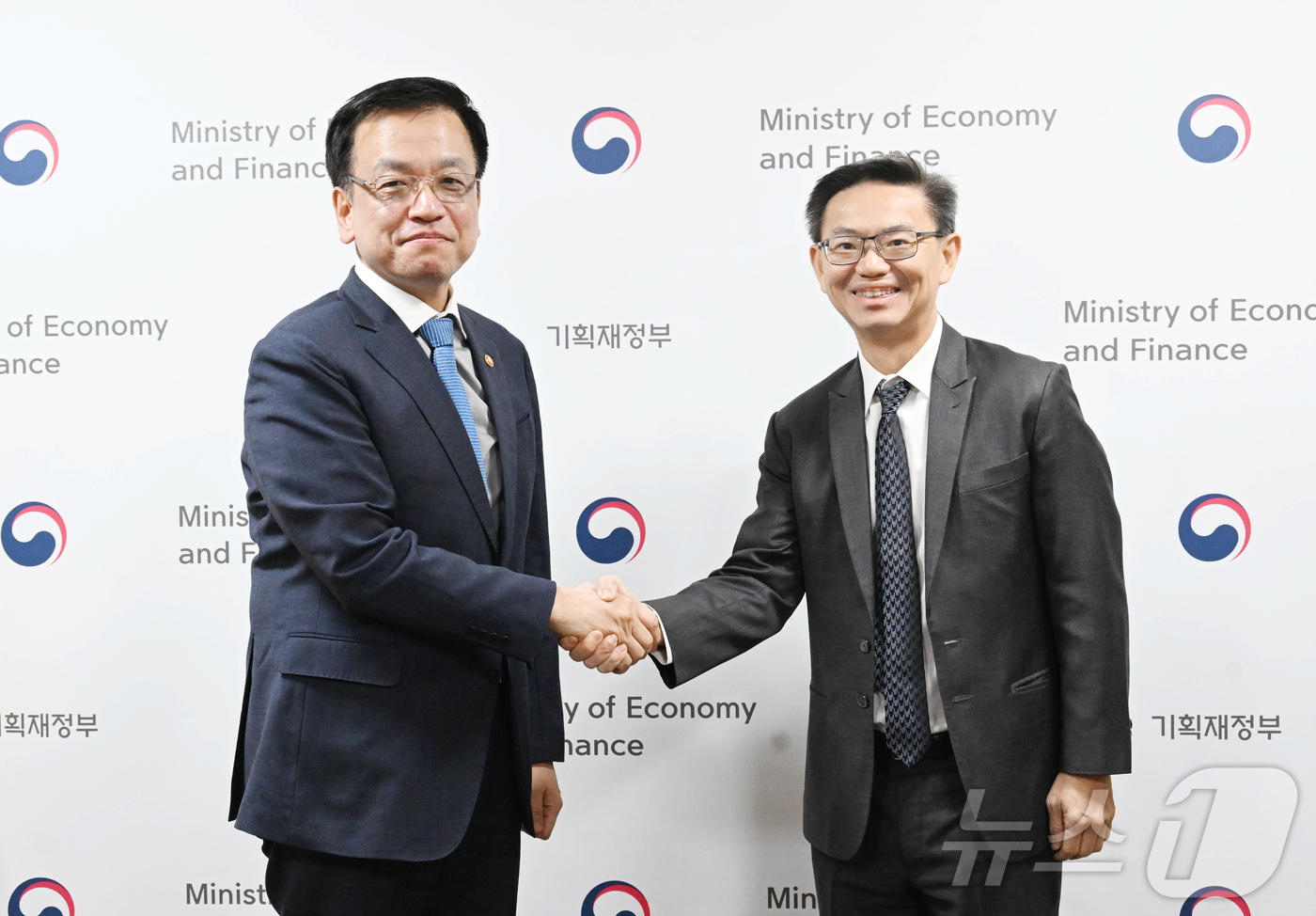(서울=뉴스1) 허경 기자 = 최상목 대통령 권한대행 부총리 겸 기획재정부 장관이 14일 서울 종로구 정부서울청사에서 킴엥 탄 국제신용평가사 S&P 국가신용등급 아태 총괄을 접견, …