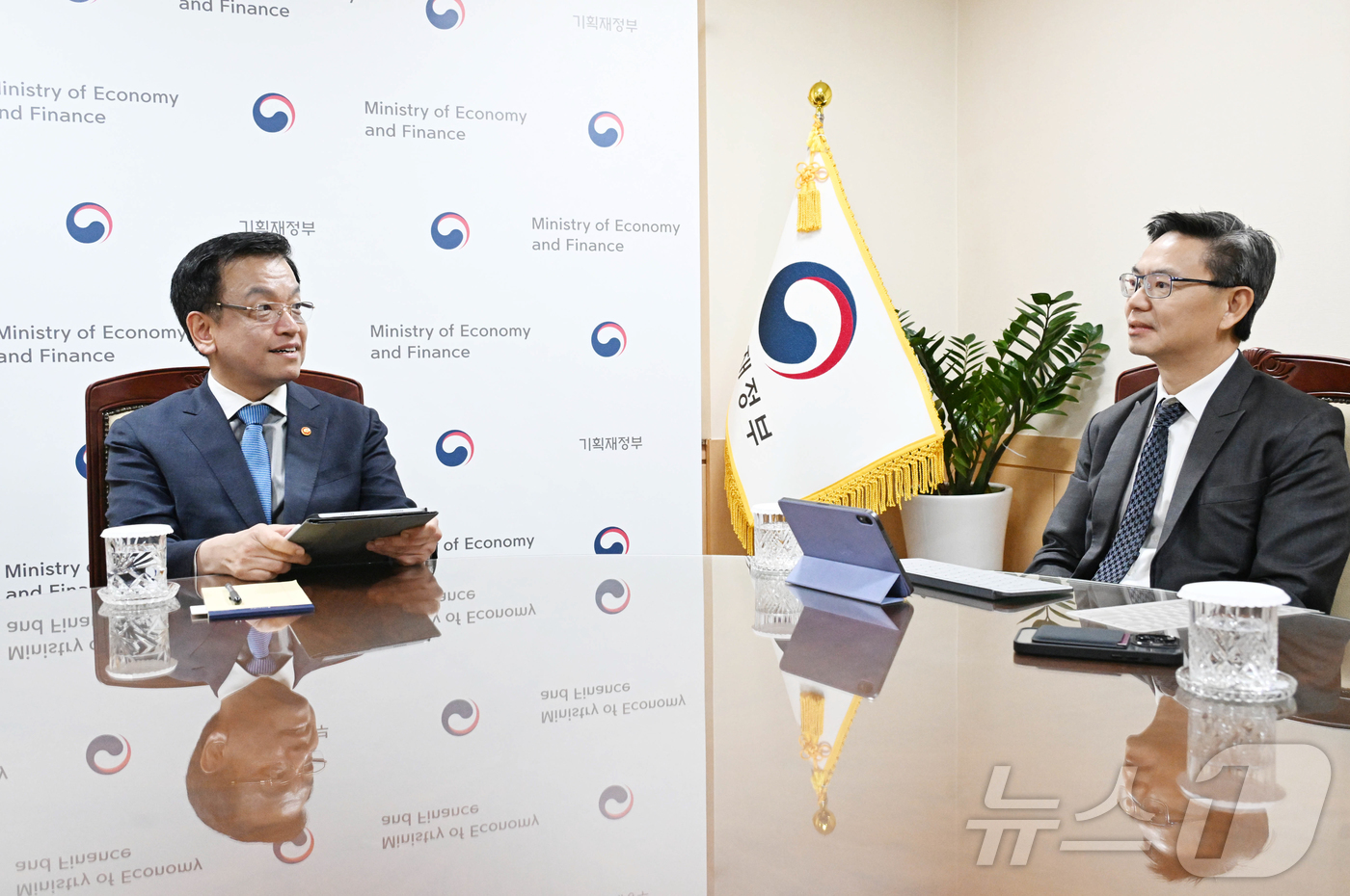 (서울=뉴스1) 허경 기자 = 최상목 대통령 권한대행 부총리 겸 기획재정부 장관이 14일 서울 종로구 정부서울청사에서 킴엥 탄 국제신용평가사 S&P 국가신용등급 아태 총괄을 접견, …