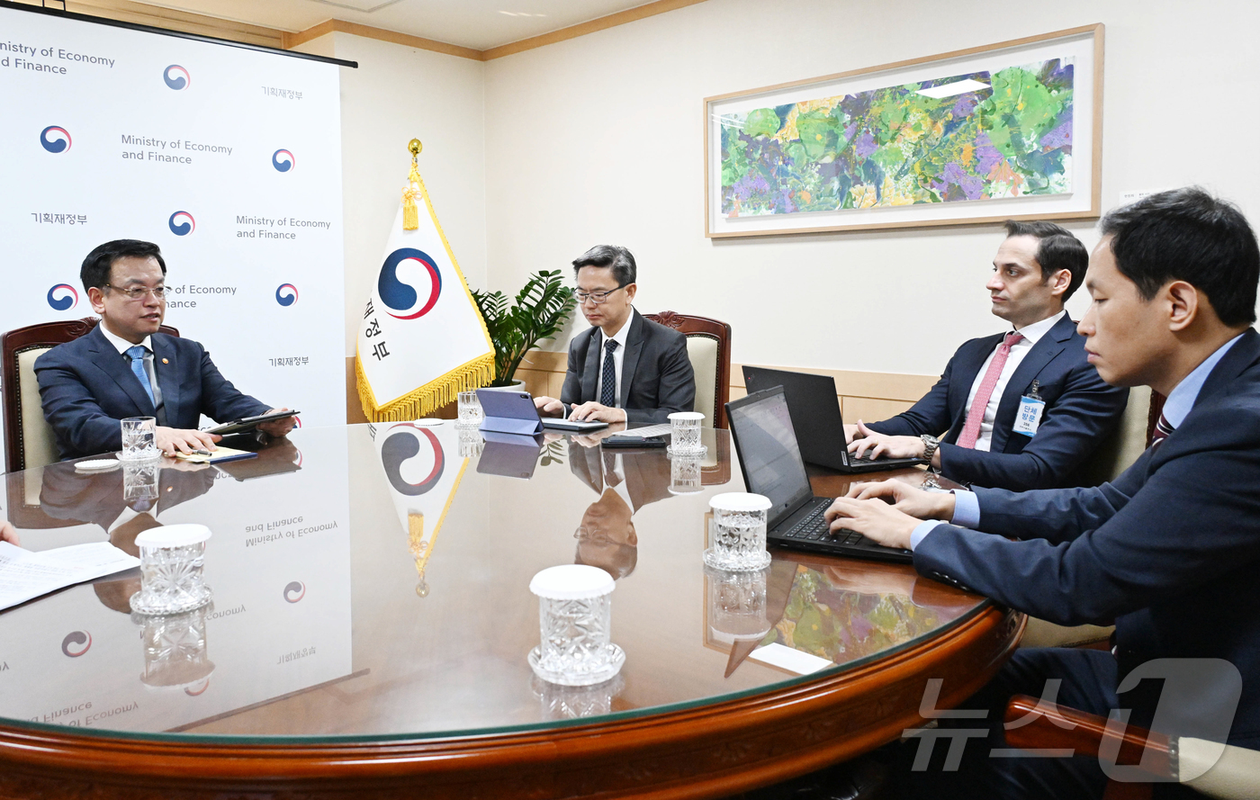 (서울=뉴스1) 허경 기자 = 최상목 대통령 권한대행 부총리 겸 기획재정부 장관이 14일 서울 종로구 정부서울청사에서 킴엥 탄 국제신용평가사 S&P 국가신용등급 아태 총괄을 접견, …