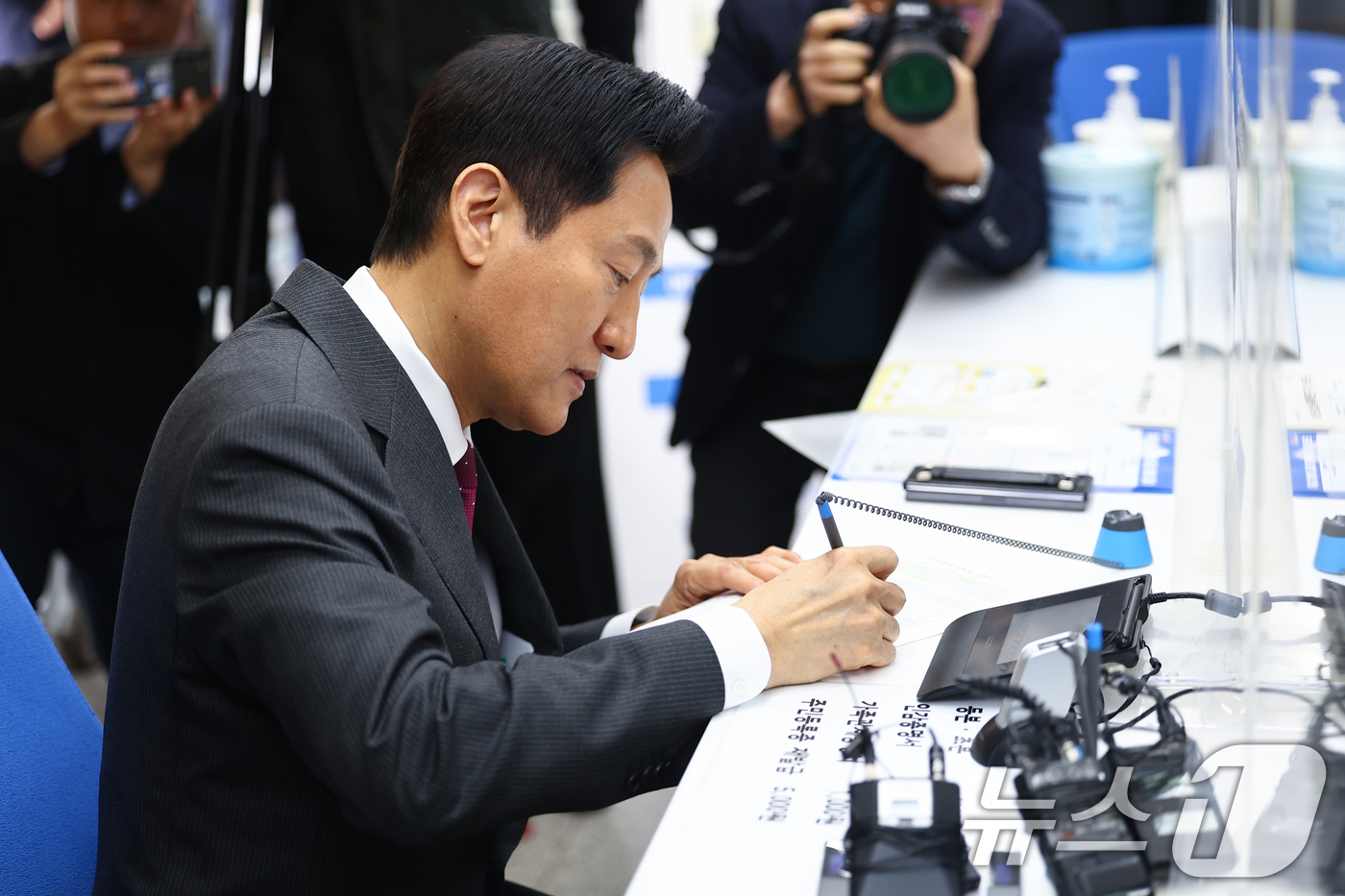 (서울=뉴스1) 신웅수 기자 = 오세훈 서울시장이 14일 서울 용산구 남영동주민센터에서 모바일 주민등록증을 발급받고 있다.오늘부터 주소등록상 주소지 관할 기초 지자체의 주민센터에서 …