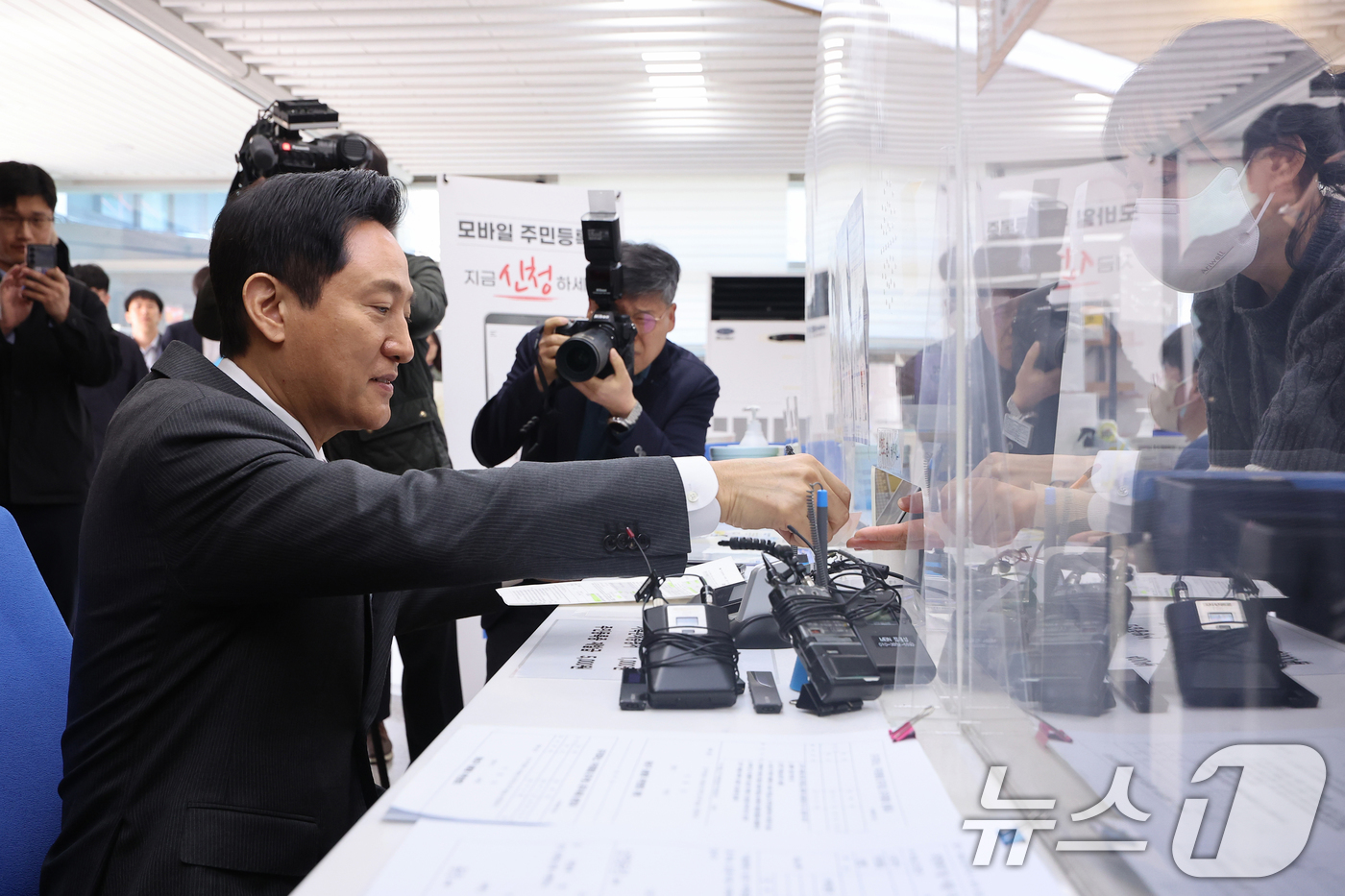 (서울=뉴스1) 신웅수 기자 = 오세훈 서울시장이 14일 서울 용산구 남영동주민센터에서 모바일 주민등록증을 발급받고 있다.오늘부터 주소등록상 주소지 관할 기초 지자체의 주민센터에서 …