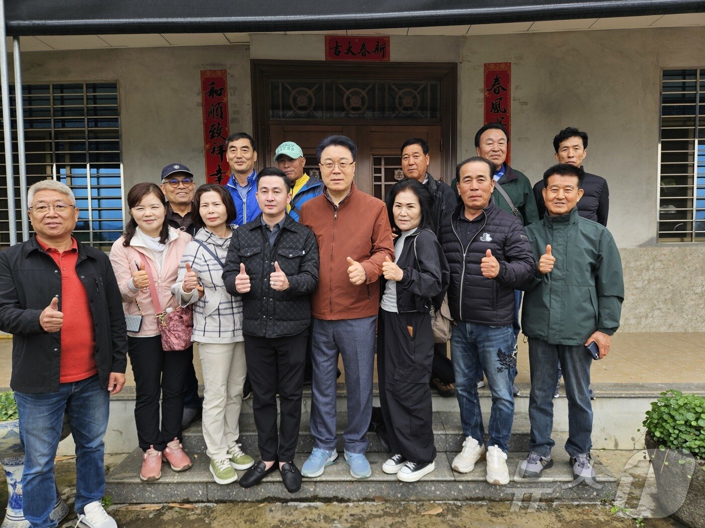 본문 이미지 - 3월 5일부터 8일까지 전남 화순군이 주관한 중국 남부 푸젠성&#40;복건성&#41; 장저우시&#40;장주시&#41; 난징현&#40;南靖县‧남정현&#41; 난 시설 현장견학에 참여한 동면난우회 회원들. ⓒ News1