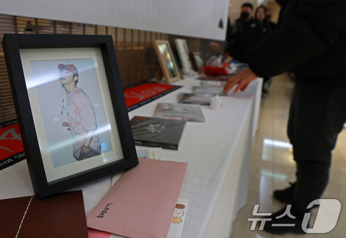 (서울=뉴스1) 사진공동취재단 = 갑작스럽게 세상을 떠난 故 휘성의 빈소가 14일 서울 강남구 삼성서울병원 장례식장에 마련됐다. 빈소 앞에는 고인을 추모하는 사진과 앨범, 편지 등 …