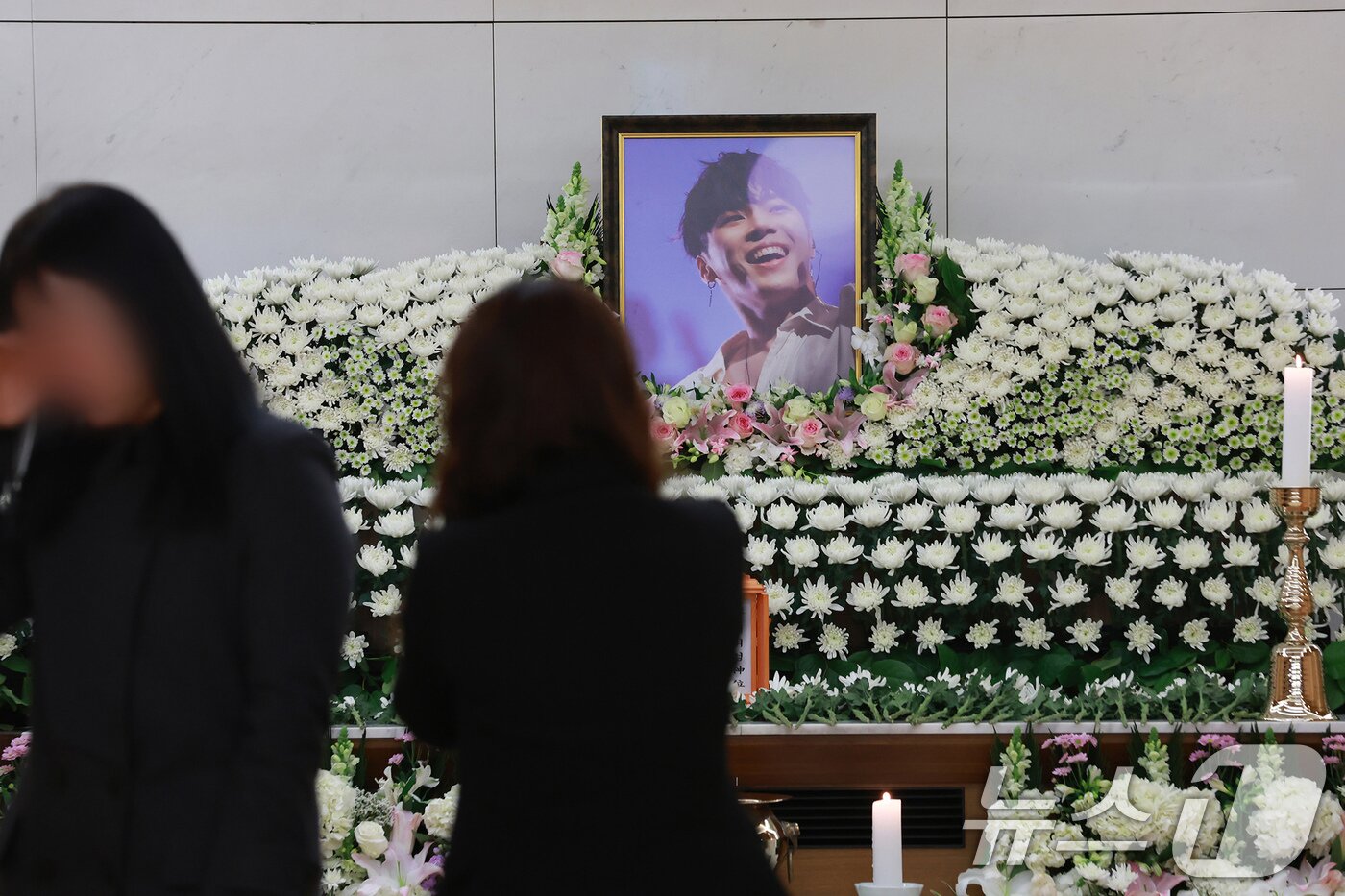 본문 이미지 - 갑작스럽게 세상을 떠난 故 휘성의 빈소가 14일 서울 강남구 삼성서울병원 장례식장에 마련됐다. 휘성은 지난 10일 서울 광진구의 한 아파트에서 심정지 상태로 발견돼 사망 판정을 받았다. ⓒ News1 사진공동취재단