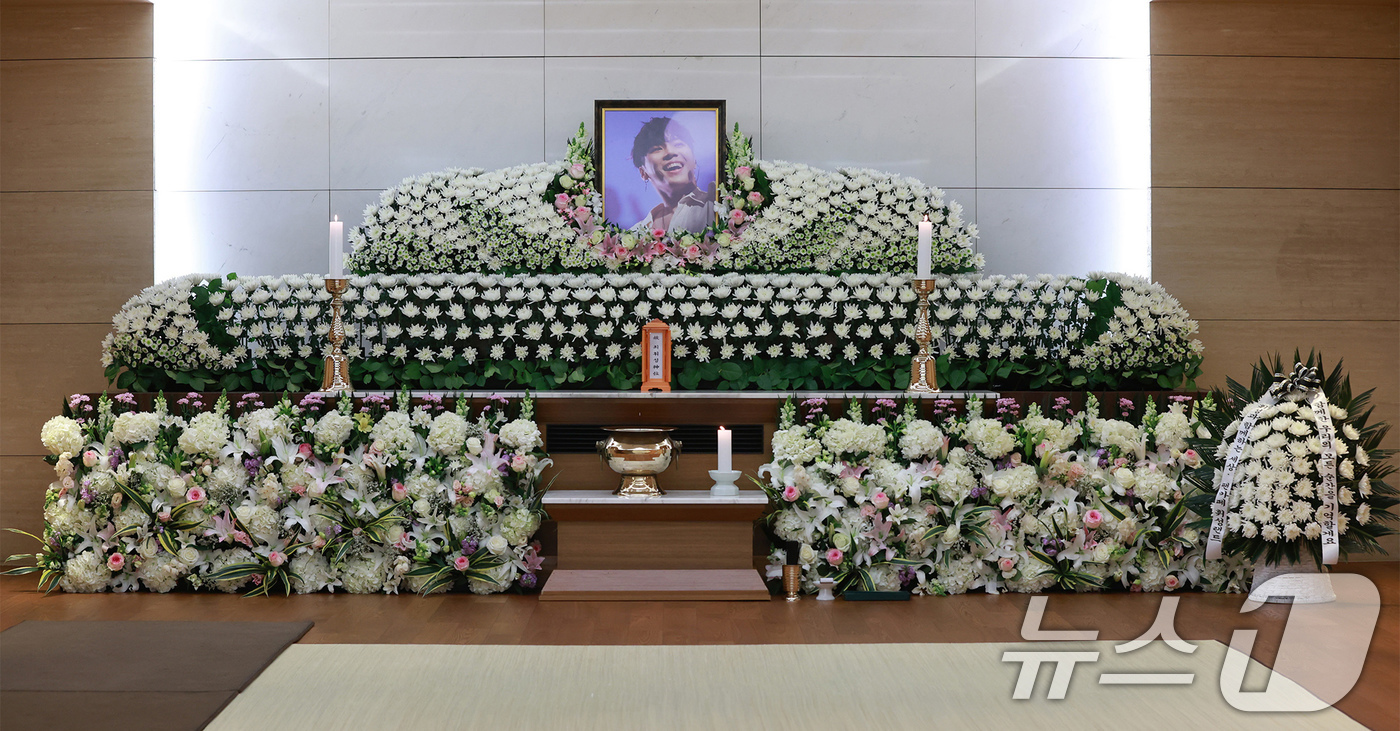 (서울=뉴스1) 사진공동취재단 = 갑작스럽게 세상을 떠난 故 휘성의 빈소가 14일 서울 강남구 삼성서울병원 장례식장에 마련됐다.휘성은 지난 10일 서울 광진구의 한 아파트에서 심정 …