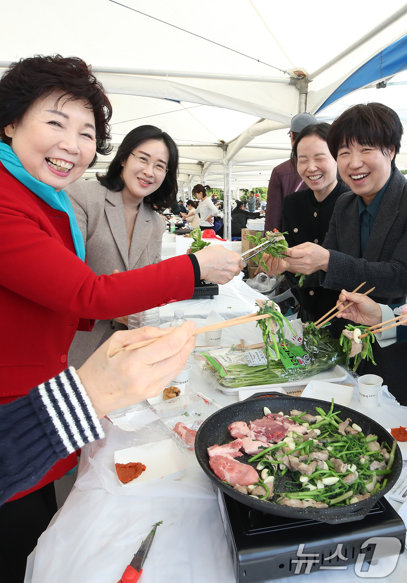 (대구=뉴스1) 공정식 기자 = 14일 대구 달서구 옛 두류정수장 터에서 열린 '미삼(미나리·삼겹살) 소비촉진 행사'를 찾은 시민들이 싱싱한 미나리와 맛있게 구운 삼겹살을 함께 맛 …