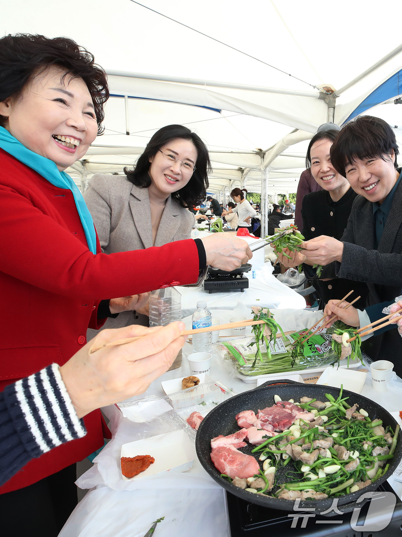 (대구=뉴스1) 공정식 기자 = 14일 대구 달서구 옛 두류정수장 터에서 열린 '미삼(미나리·삼겹살) 소비촉진 행사'를 찾은 시민들이 싱싱한 미나리와 맛있게 구운 삼겹살을 함께 맛 …