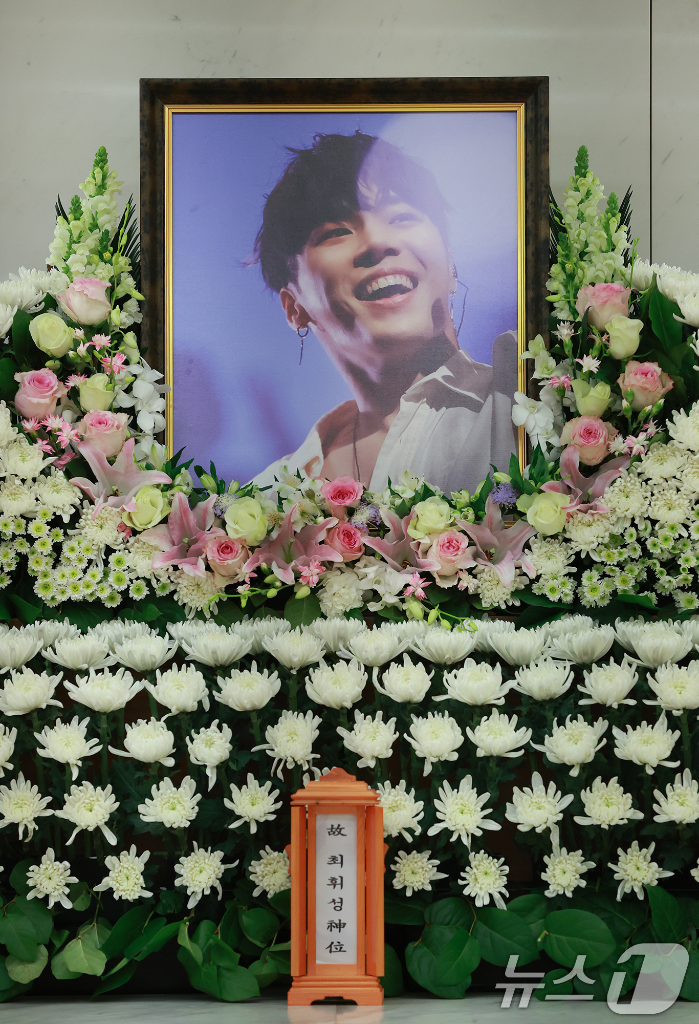 (서울=뉴스1) 사진공동취재단 = 갑작스럽게 세상을 떠난 故 휘성의 빈소가 14일 서울 강남구 삼성서울병원 장례식장에 마련됐다.휘성은 지난 10일 서울 광진구의 한 아파트에서 심정 …
