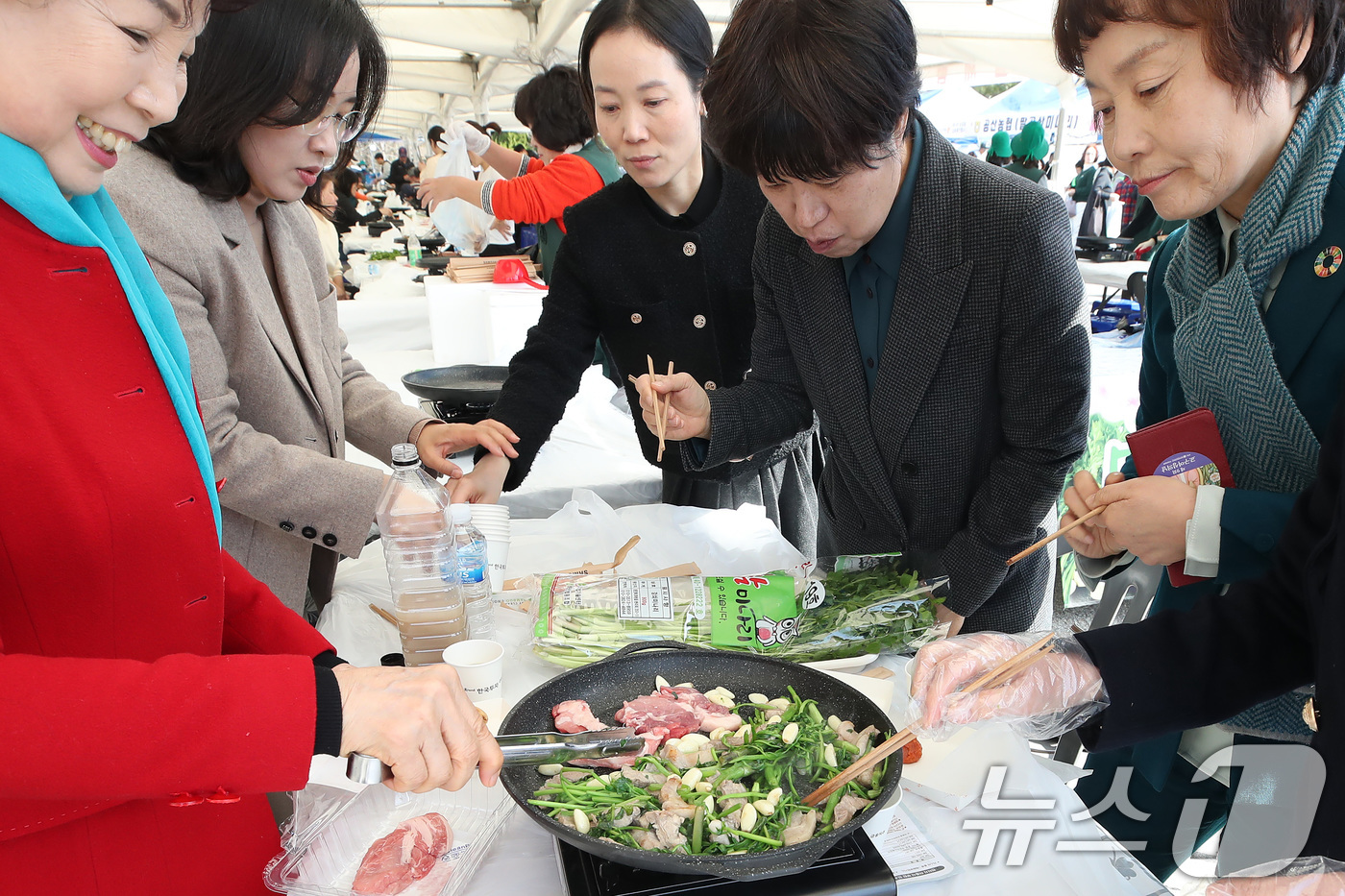 (대구=뉴스1) 공정식 기자 = 14일 대구 달서구 옛 두류정수장 터에서 열린 '미삼(미나리·삼겹살) 소비촉진 행사'를 찾은 시민들이 싱싱한 미나리와 맛있게 구운 삼겹살을 함께 맛 …