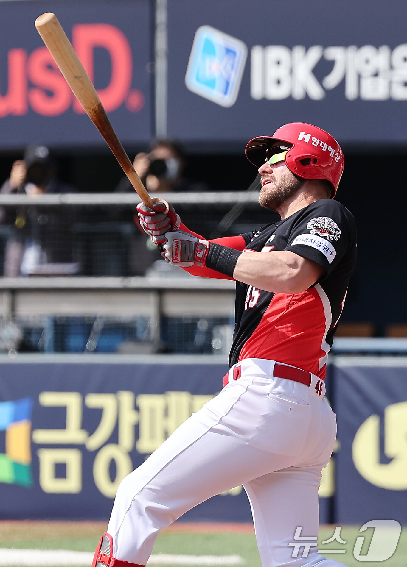 본문 이미지 - 14일 서울 송파구 잠실야구장에서 열린 2025 프로야구 KBO리그 KIA 타이거즈와 두산 베어스의 시범경기, KIA 외국인 타자 위즈덤이 1회초 1사 3루에서 투런 홈런을 치고 있다. 2025.3.14/뉴스1 ⓒ News1 김진환 기자