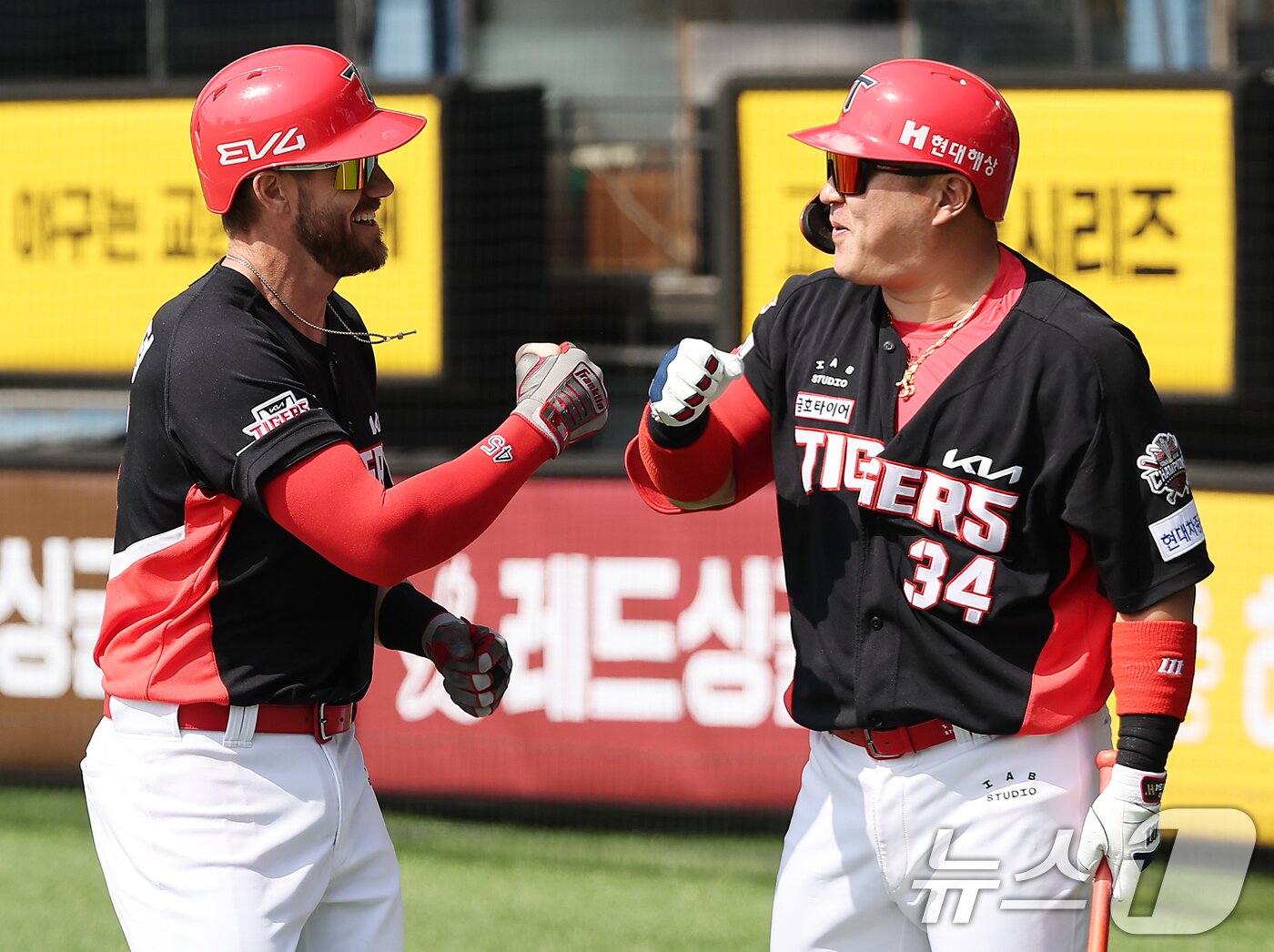 본문 이미지 - KIA 타이거즈 패트릭 위즈덤&#40;왼쪽&#41;과 최형우. 2025.3.14/뉴스1 ⓒ News1 김진환 기자