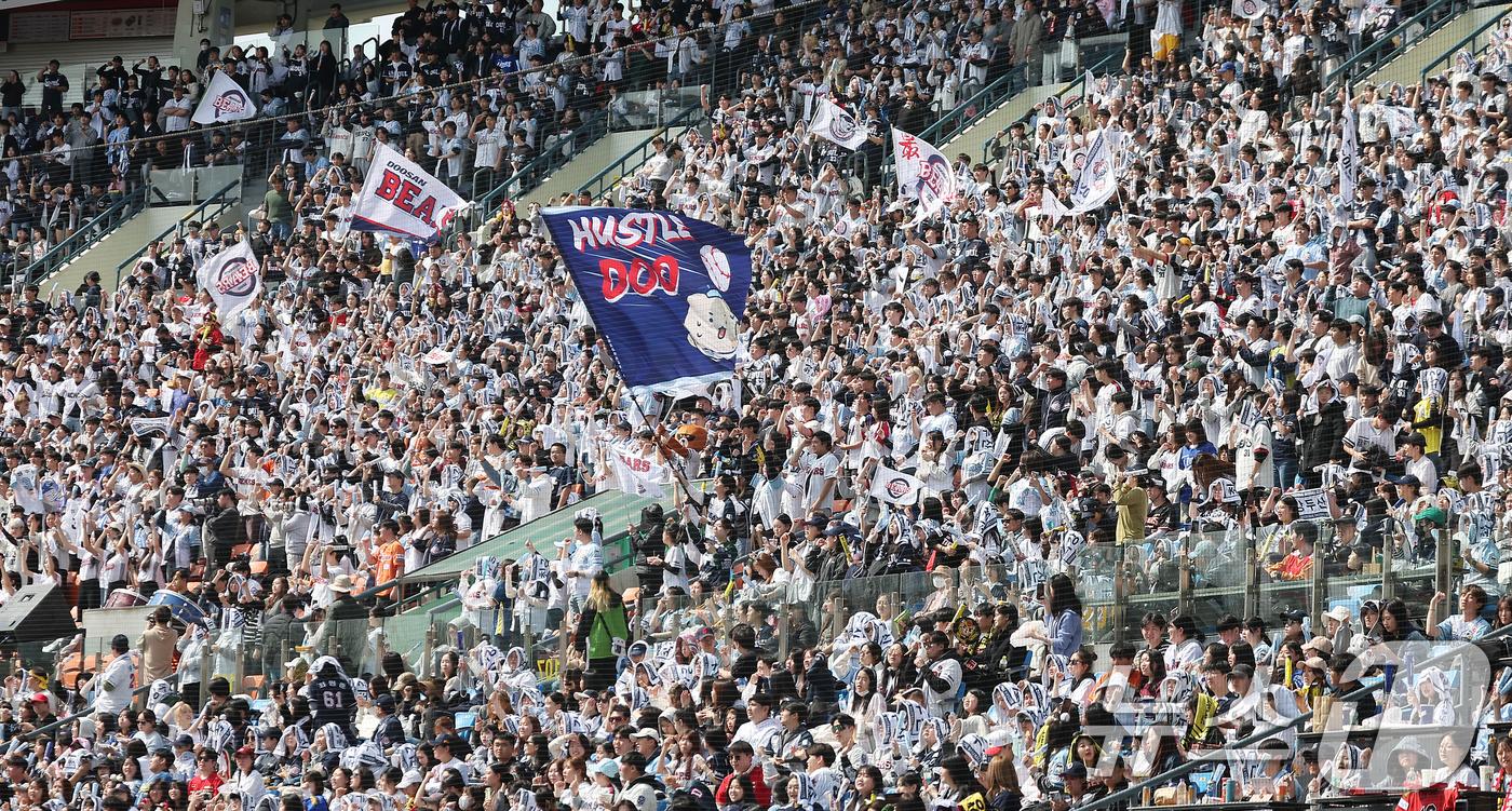 (서울=뉴스1) 김진환 기자 = 14일 서울 송파구 잠실야구장에서 열린 2025 프로야구 KBO리그 KIA 타이거즈와 두산 베어스의 시범경기를 찾은 야구팬들이 경기를 관전하고 있다 …