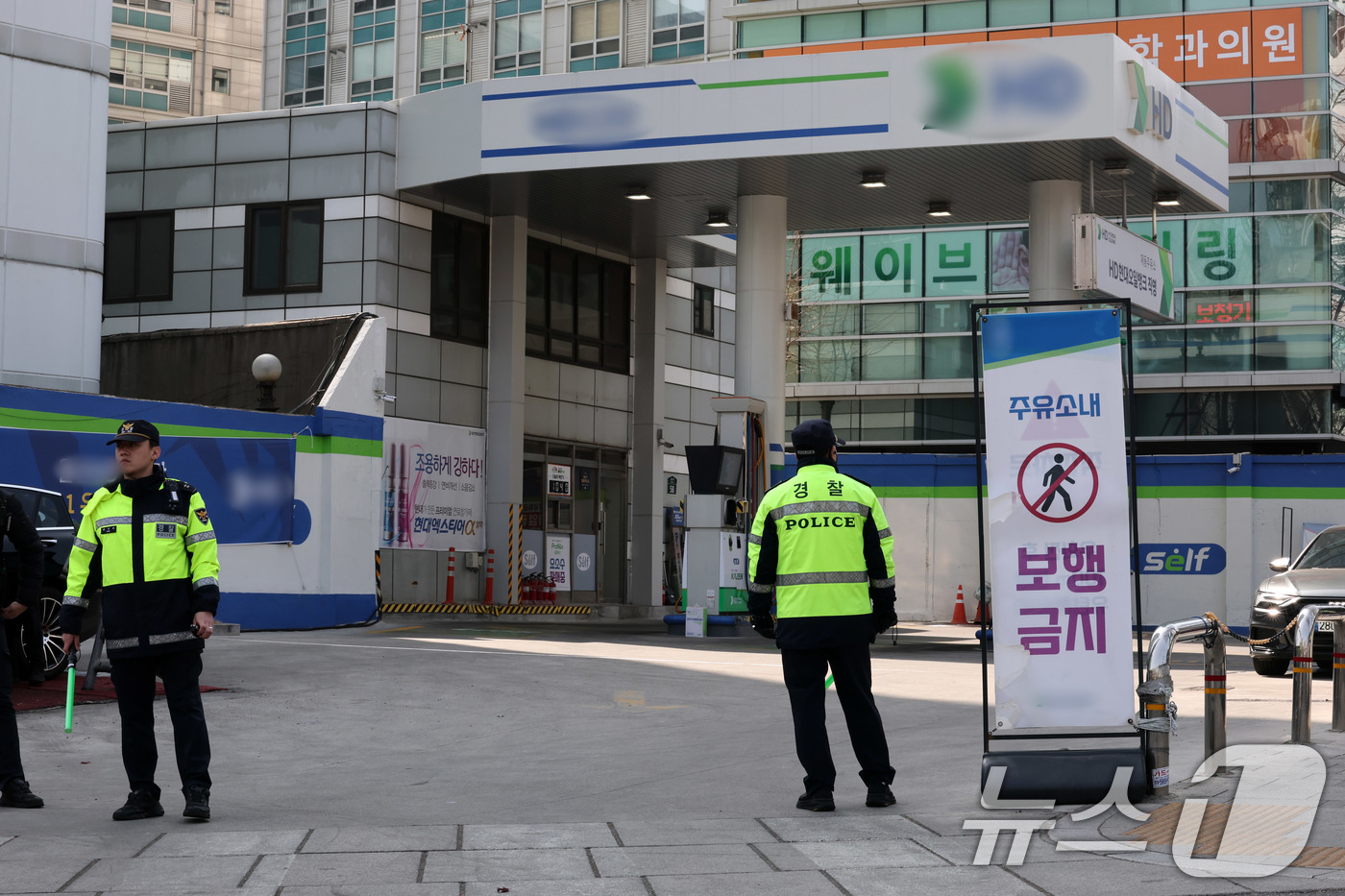 (서울=뉴스1) 박세연 기자 = 14일 서울 종로구 헌법재판소 인근 주유소에서 경찰이 근무하고 있다.경찰은 윤석열 대통령 탄핵심판 선고일에 헌재 인근 주유소를 폐쇄하거나 용산 대통 …