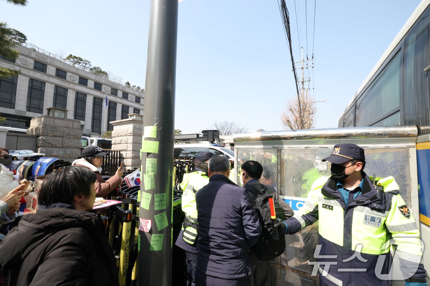 본문 이미지 - 14일 서울 종로구 헌법재판소 정문 인근에 경찰 차단벽과 바리케이드가 설치돼있다. 2025.3.14/뉴스1 ⓒ News1 박세연 기자
