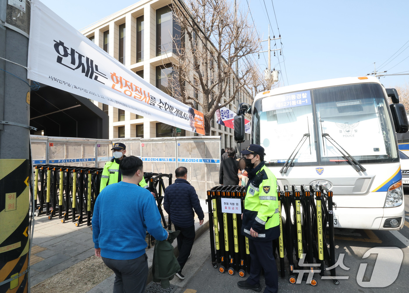 (서울=뉴스1) 박세연 기자 = 14일 서울 종로구 헌법재판소 정문 인근에 경찰 차단벽과 바리케이트가 설치돼있다.  2025.3.14/뉴스1