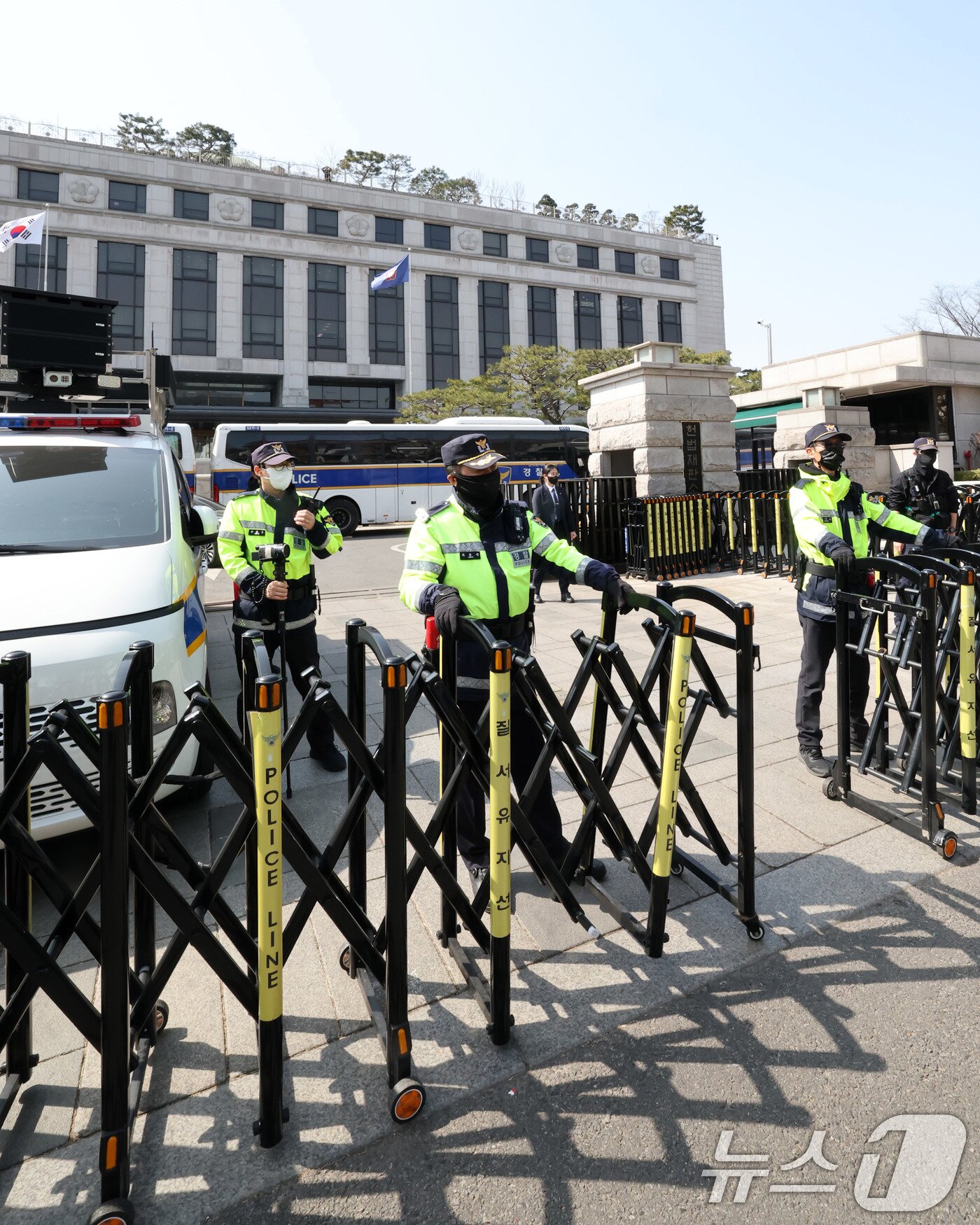 본문 이미지 - 14일 서울 종로구 헌법재판소 정문을 경찰이 바리케이트를 설치하고 통제하고 있다. 2025.3.14/뉴스1 ⓒ News1 박세연 기자
