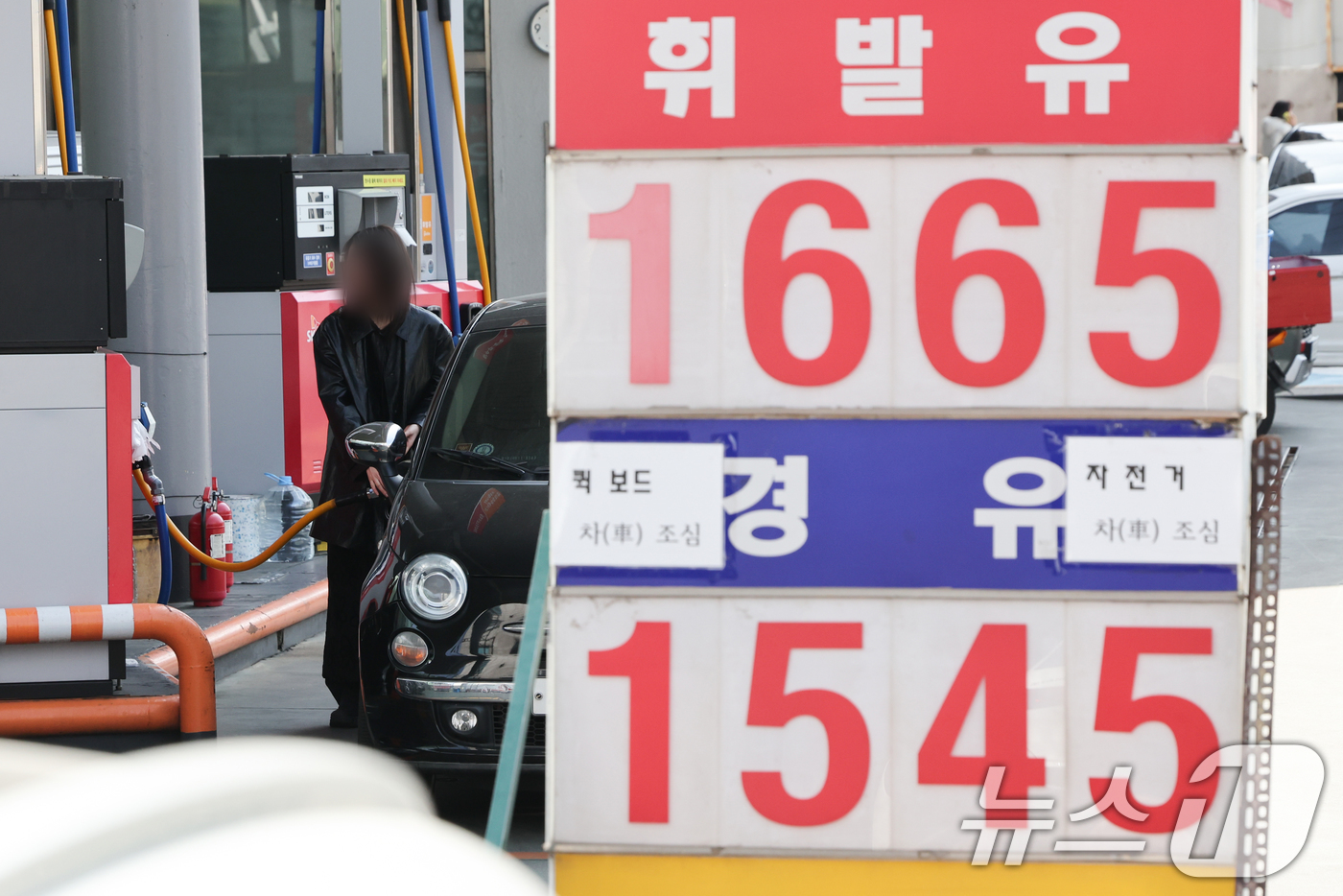 (서울=뉴스1) 허경 기자 = 지난달 국제 유가와 환율이 낮아지면서 수입물가가 5개월 만에 하락 전환된 14일 서울 도심의 한 주유소에 휘발유와 경유 가격이 표시되어 있다.한국은행 …