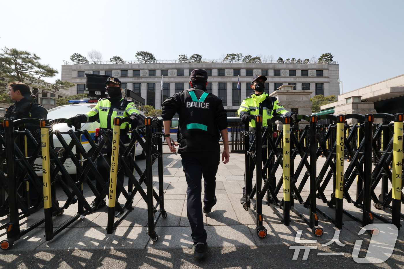 (서울=뉴스1) 박세연 기자 = 14일 서울 종로구 헌법재판소 정문을 경찰이 바리케이트를 설치하고 통제하고 있다.  2025.3.14/뉴스1
