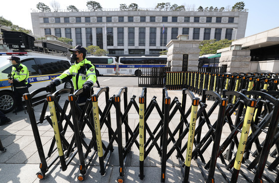 "헌재 재판관 자격, 비법조인으로 확대"…범여권 개정안 발의