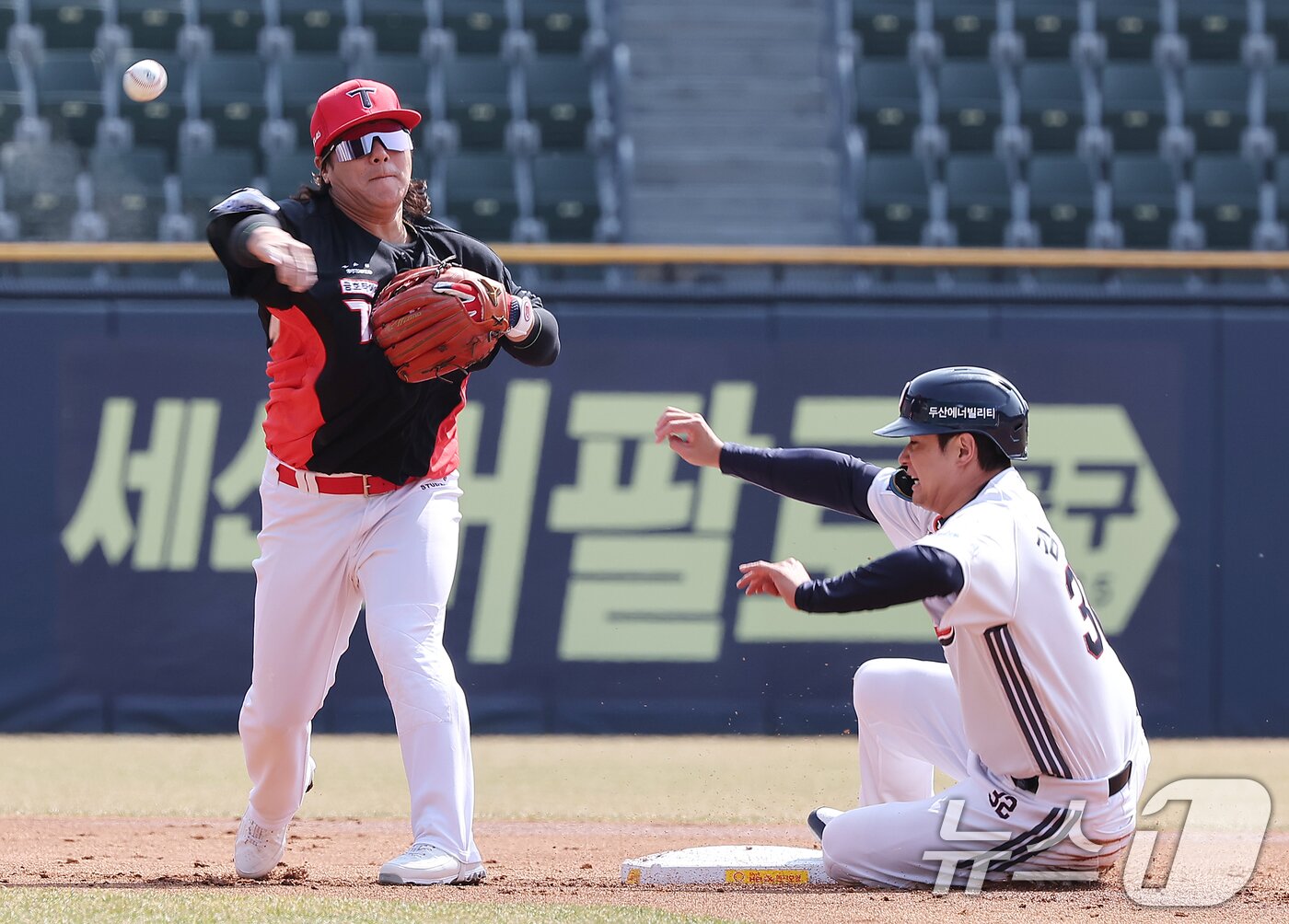 본문 이미지 - 수비하는 KIA 타이거즈 내야수 김선빈&#40;왼쪽&#41;. 2025.3.14/뉴스1 ⓒ News1 김진환 기자