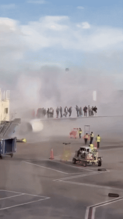 본문 이미지 - 콜로라도 스프링스 공항을 출발해 텍사스주 댈러스 포트워스 공항으로 향하던 아메리칸 항공 여객기가 13일(현지시간) 엔진 결함으로 덴버 국제공항으로 회항한 후 엔진에서 화재가 발생했다. 승객들은 날개 위로 대피했다. (출처=에비에이션 토크 엑스) 2025.3.14./뉴스1