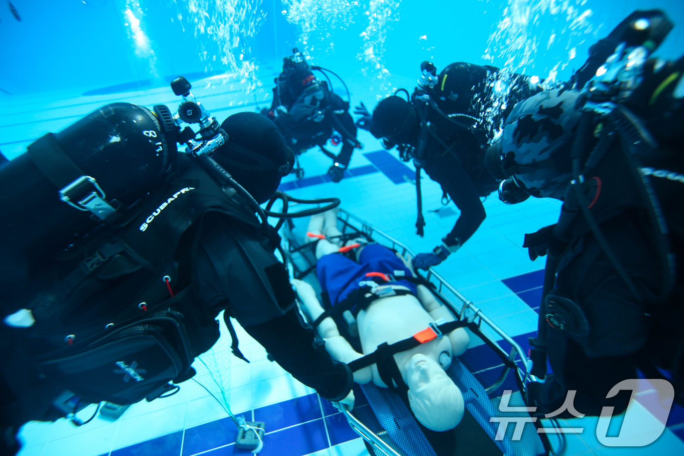 (포항=뉴스1) 최창호 기자 = 14일 해병대특수수색대대와 포항 해양경찰항공대가 전투수영 훈련장인 인천상륙관과 경북 포항시 도구해안에서 합동 탐색구조훈련을 실시했다.선박사고 구조절 …