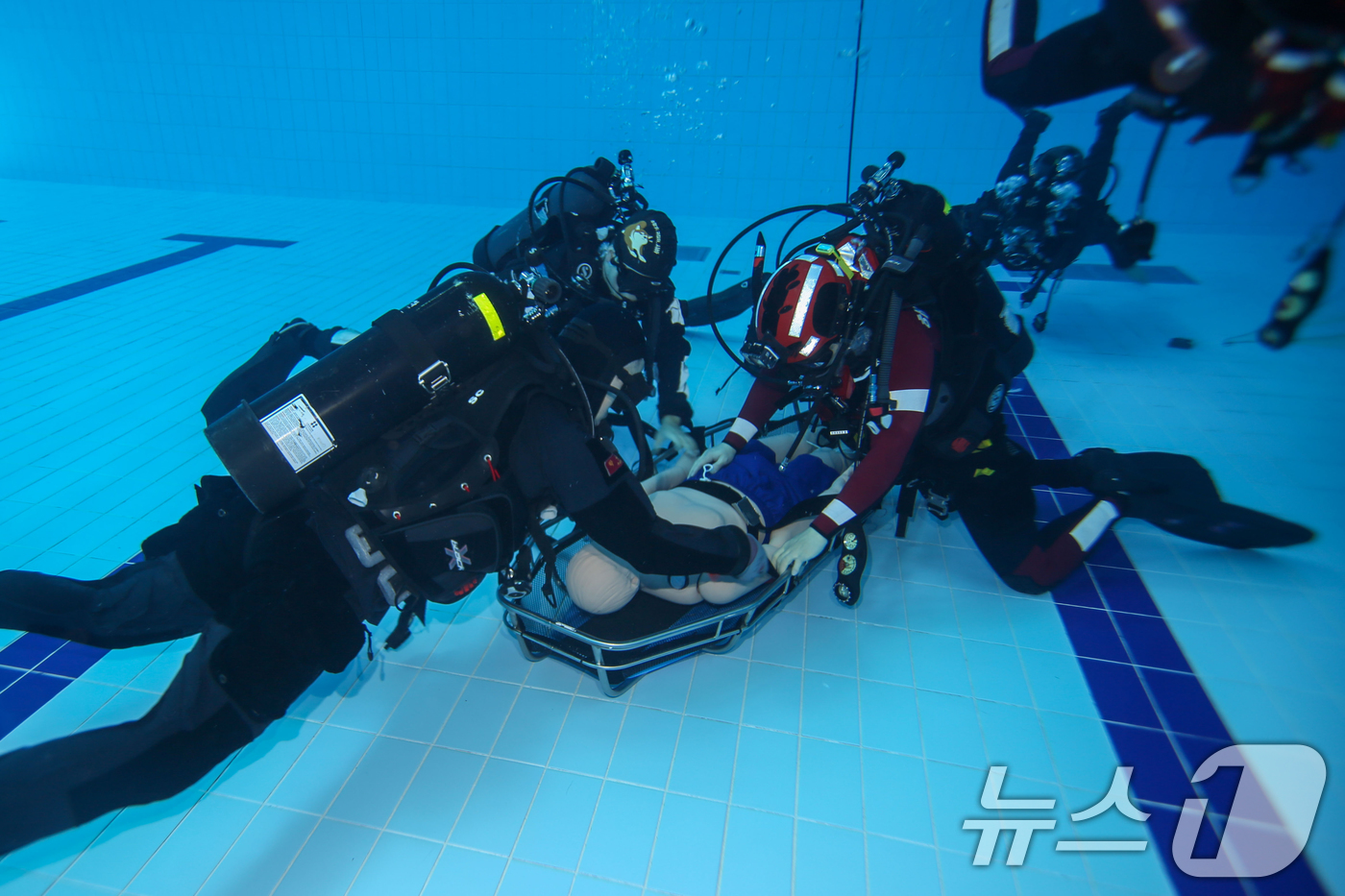 (포항=뉴스1) 최창호 기자 = 14일 해병대특수수색대대와 포항 해양경찰항공대가 전투수영 훈련장인 인천상륙관과 경북 포항시 도구해안에서 합동 탐색구조훈련을 실시했다.선박사고 구조절 …