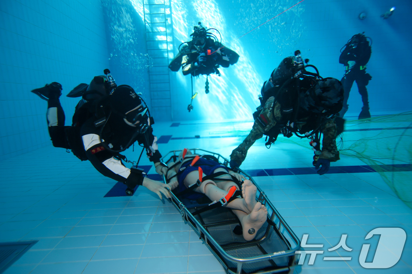 (포항=뉴스1) 최창호 기자 = 14일 해병대특수수색대대와 포항 해양경찰항공대가 전투수영 훈련장인 인천상륙관과 경북 포항시 도구해안에서 합동 탐색구조훈련을 실시했다.선박사고 구조절 …
