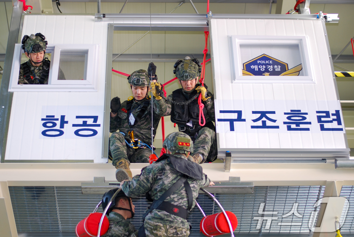 (포항=뉴스1) 최창호 기자 = 14일 해병대특수수색대대와 포항 해양경찰항공대가 전투수영 훈련장인 인천상륙관과 경북 포항시 도구해안에서 합동 탐색구조훈련을 실시했다.선박사고 구조절 …