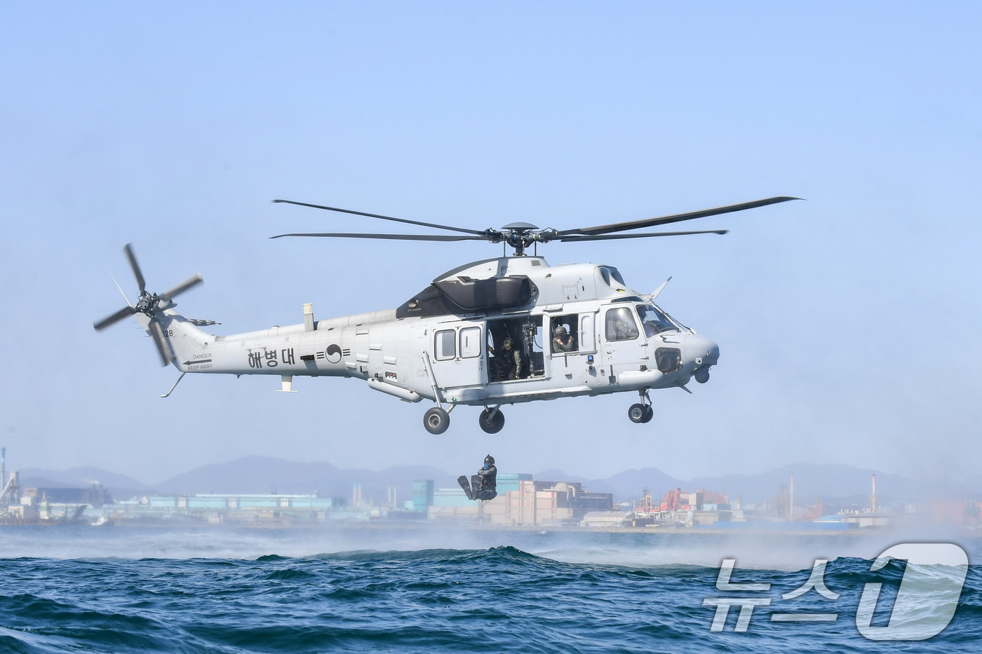 (포항=뉴스1) 최창호 기자 = 14일 해병대특수수색대대와 포항 해양경찰항공대가 전투수영 훈련장인 인천상륙관과 경북 포항시 도구해안에서 합동 탐색구조훈련을 실시했다.선박사고 구조절 …