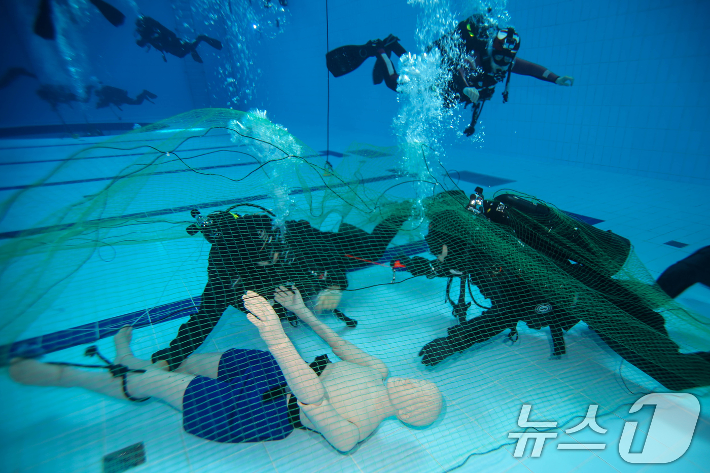 (포항=뉴스1) 최창호 기자 = 14일 해병대특수수색대대와 포항 해양경찰항공대가 전투수영 훈련장인 인천상륙관과 경북 포항시 도구해안에서 합동 탐색구조훈련을 실시했다.선박사고 구조절 …