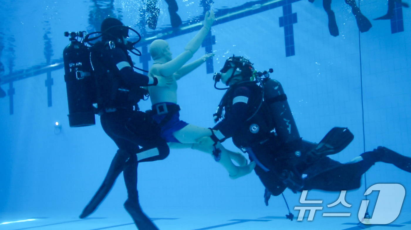 (포항=뉴스1) 최창호 기자 = 14일 해병대특수수색대대와 포항 해양경찰항공대가 전투수영 훈련장인 인천상륙관과 경북 포항시 도구해안에서 합동 탐색구조훈련을 실시했다.선박사고 구조절 …