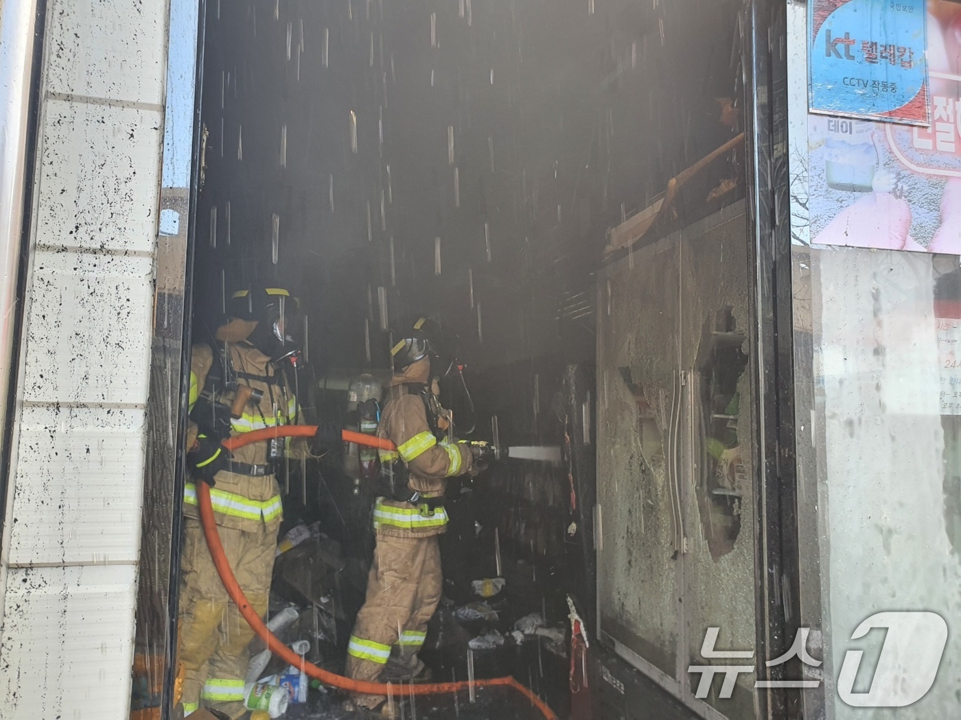 (서울=뉴스1) 권현진 기자 = 14일 부산 금정구 한 마트에서 불이 나 소방당국이 대응 1단계를 발령하고 진화하고 있다. (부산소방재난본부 제공. 재판매 및 DB 금지) 2025 …