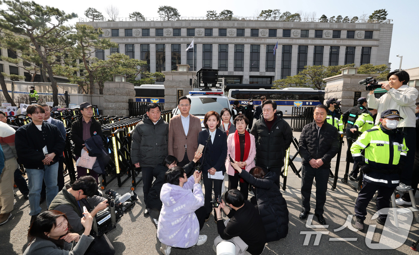 (서울=뉴스1) 박세연 기자 = 나경원 의원을 비롯한 국민의힘 의원들이 14일 오후 서울 종로구 헌법재판소 앞에서 릴레이 1인 시위를 앞두고 입장을 밝히고 있다. 왼쪽부터 박성민, …