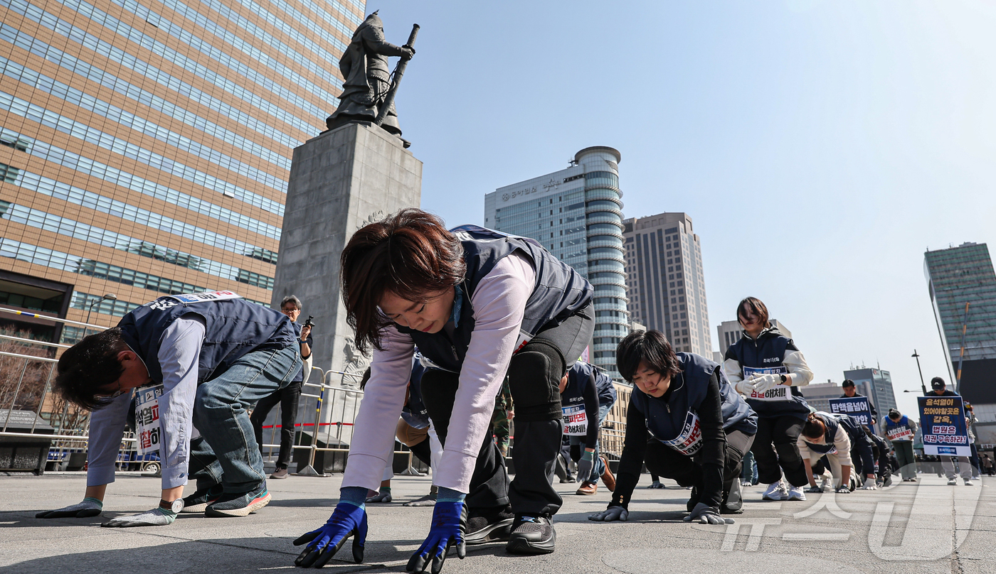 (서울=뉴스1) 김도우 기자 = 황운하 조국혁신당 원내대표를 비롯한 당원들이 14일 서울 광화문광장에서 헌법재판소를 향해 윤석열 대통령의 파면을 촉구하는 삼보일배를 하고 있다. 2 …