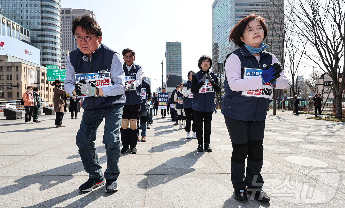 (서울=뉴스1) 김도우 기자 = 황운하 조국혁신당 원내대표를 비롯한 당원들이 14일 서울 광화문광장에서 헌법재판소를 향해 윤석열 대통령의 파면을 촉구하는 삼보일배를 하고 있다. 2 …