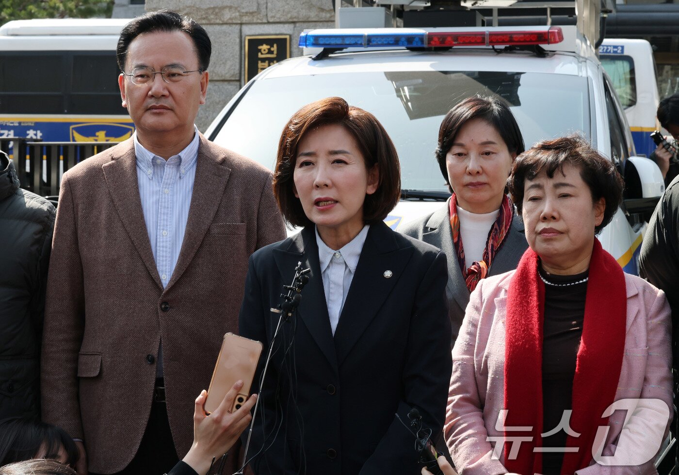 본문 이미지 - 나경원 국민의힘 의원이 14일 오후 서울 종로구 헌법재판소 앞에서 릴레이 1인 시위를 앞두고 취재진 질문에 답하고 있다. 2025.3.14/뉴스1 ⓒ News1 박세연 기자