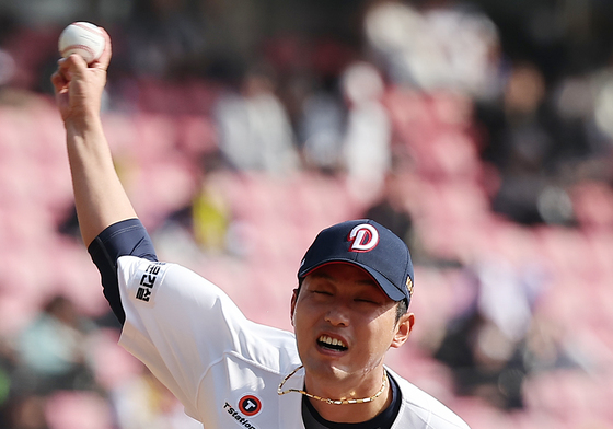 두산 불펜 홍건희, 옵트아웃 선언…다시 시장 평가 받는다