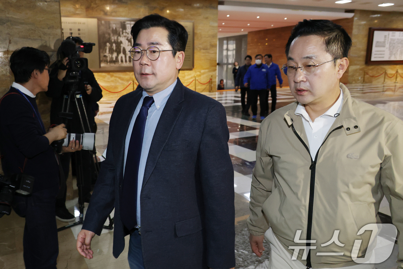 (서울=뉴스1) 이광호 기자 = 박찬대 더불어민주당 원내대표와 박성준 원내수석부대표가 14일 오후 서울 여의도 국회에서 열린 비공개 비상의원총회에 참석하고 있다. 2025.3.14 …