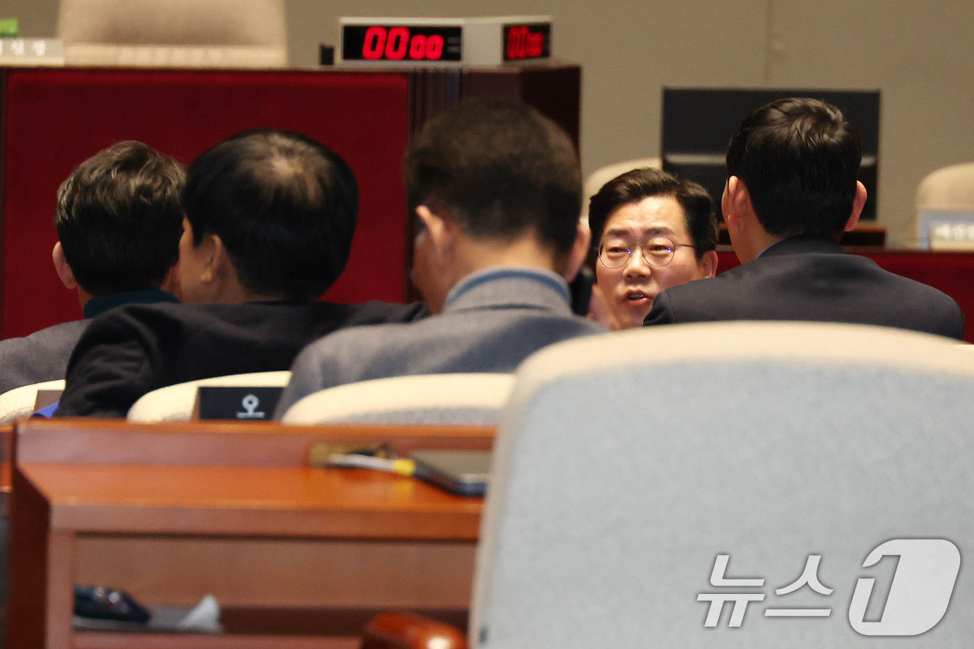 (서울=뉴스1) 이광호 기자 = 박찬대 더불어민주당 원내대표가 14일 오후 서울 여의도 국회에서 열린 비공개 비상의원총회에 참석해 의원들과 대화하고 있다. 2025.3.14/뉴스1 …