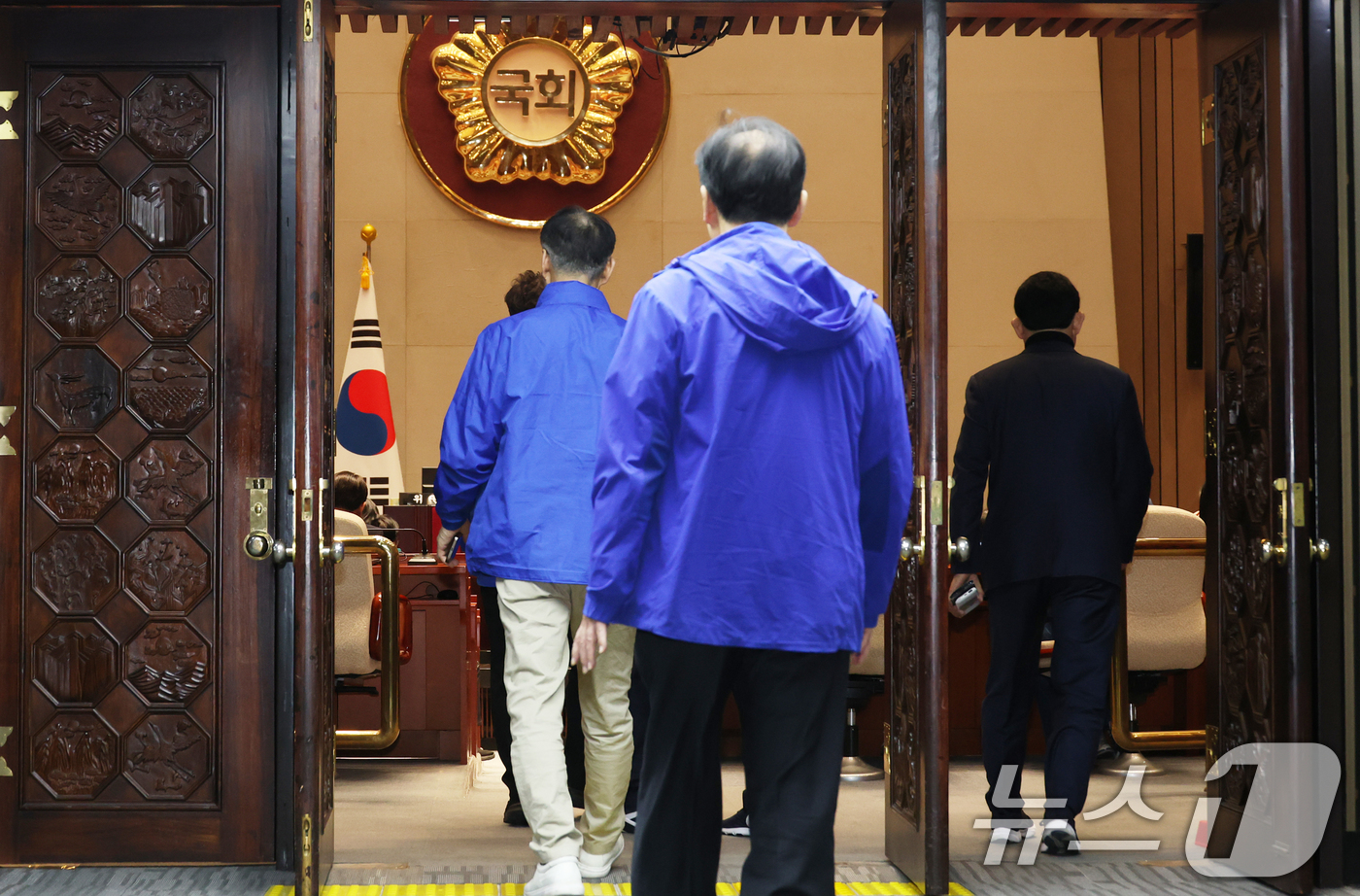 (서울=뉴스1) 이광호 기자 = 더불어민주당 의원들이 14일 오후 서울 여의도 국회에서 열린 비공개 비상의원총회에 참석하고 있다. 2025.3.14/뉴스1