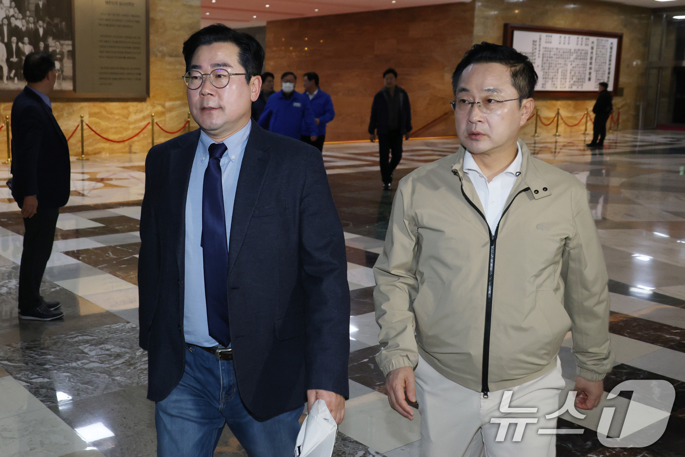 (서울=뉴스1) 이광호 기자 = 박찬대 더불어민주당 원내대표와 박성준 원내수석부대표가 14일 오후 서울 여의도 국회에서 열린 비공개 비상의원총회에 참석하고 있다. 2025.3.14 …