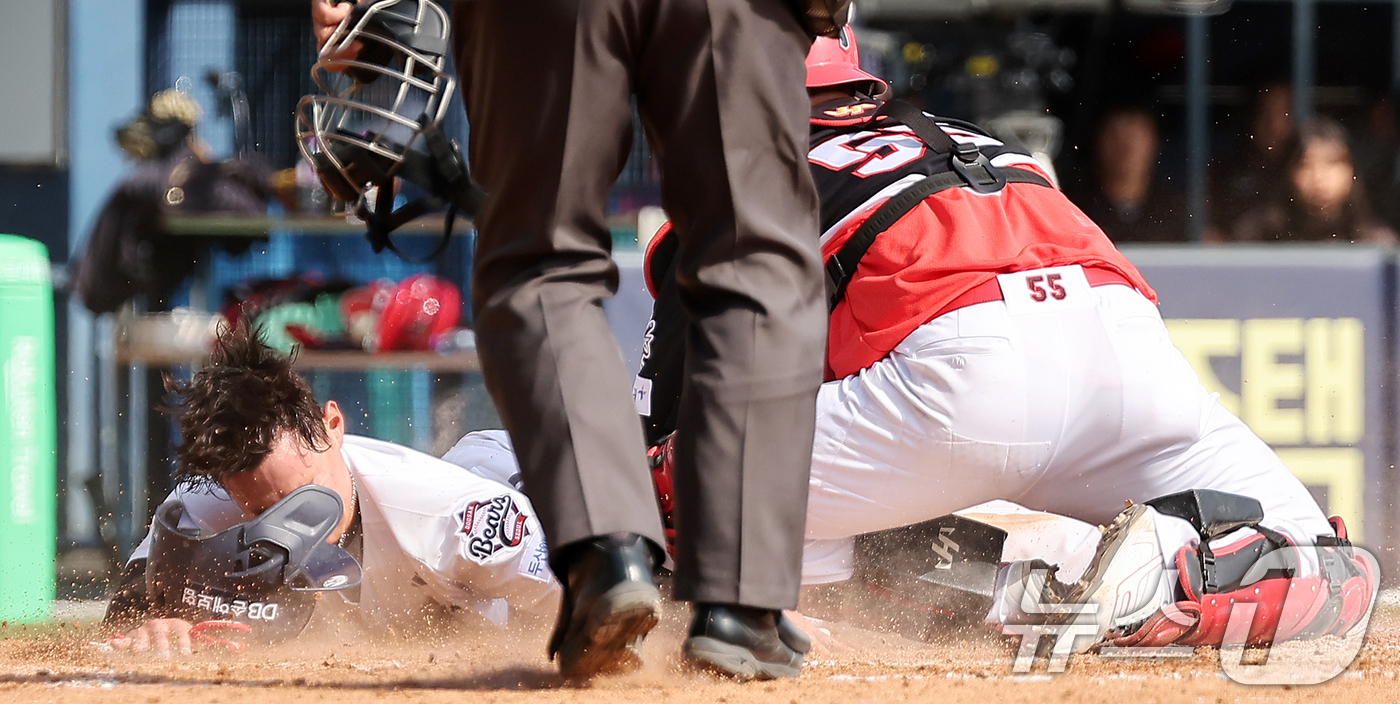 (서울=뉴스1) 김진환 기자 = 14일 서울 송파구 잠실야구장에서 열린 2025 프로야구 KBO리그 KIA 타이거즈와 두산 베어스의 시범경기, 두산 박준영이 7회말 1사 1,3루 …