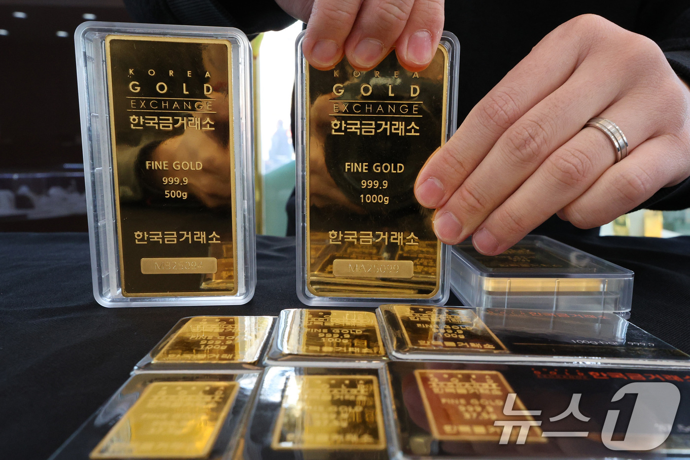 (서울=뉴스1) 신웅수 기자 = 국제 금값이 사상 첫 3000달러를 돌파한 13일 서울 종로구 한국금거래소에 금 제품이 전시되어 있다.이날 미국 뉴욕상품거래소에서 4월 인도분 금선 …