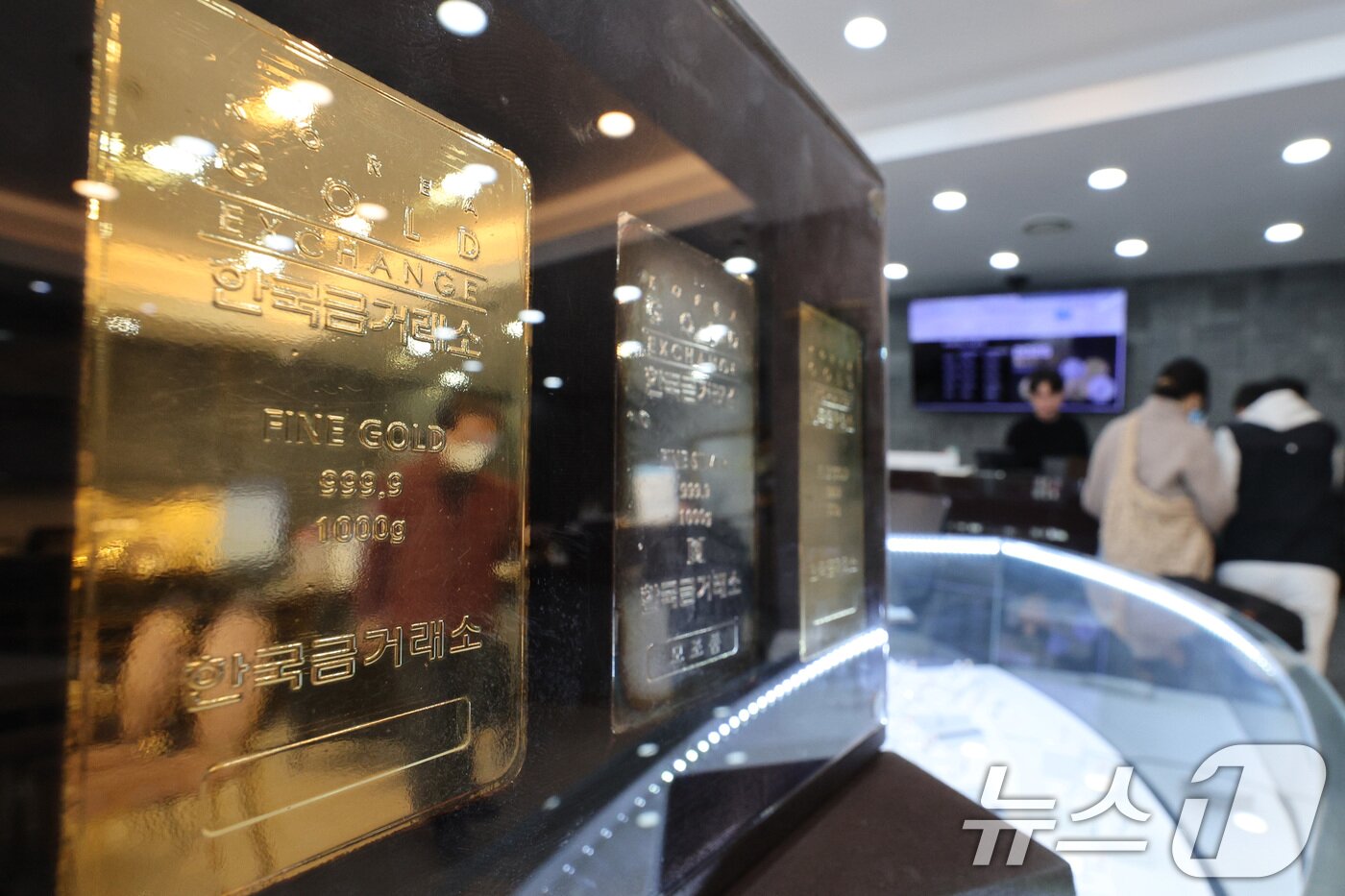 본문 이미지 - 13일 서울 종로구 한국금거래소에 금 제품이 전시되어 있다. 2025.3.14/뉴스1 ⓒ News1 신웅수 기자