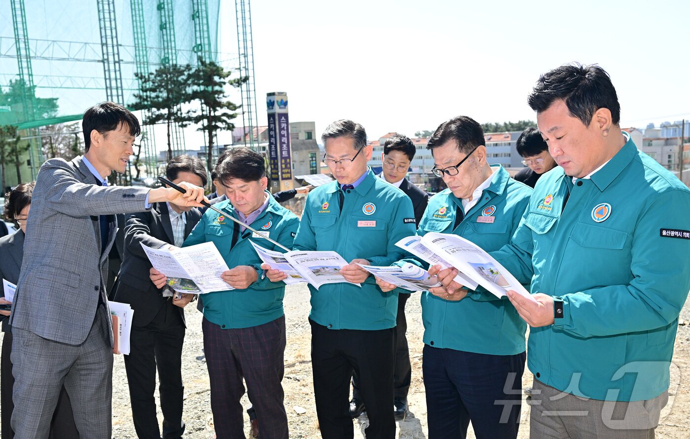 본문 이미지 - 울산시의회 교육위원회는 14일 오전 교육위원, 울산교육청 관련 부서와 함께 가칭 울산학생안전체험교육원, 울산특수교육연구원 설립 예정지를 방문해 진행 상황을 점검했다.(울산시의회 제공. 재판매 및 DB금지)/뉴스1재판매 및 DB금지)/뉴스1