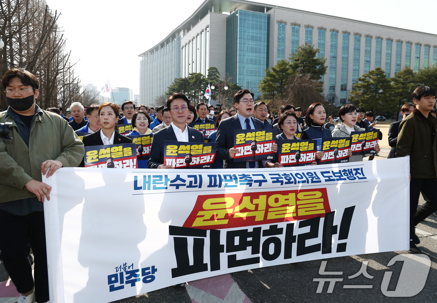 (서울=뉴스1) 김민지 기자 = 박찬대 더불어민주당 원내대표와 김선민 조국혁신당 대표 권한대행을 비롯한 야당 의원들이 14일 오후 서울 여의도 국회에서 윤석열 대통령 파면을 촉구하 …